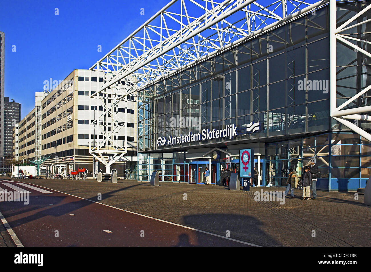 amsterdam-sloterdijk-railway-staion-amsterdam-the-netherlands-DF0T3R.jpg