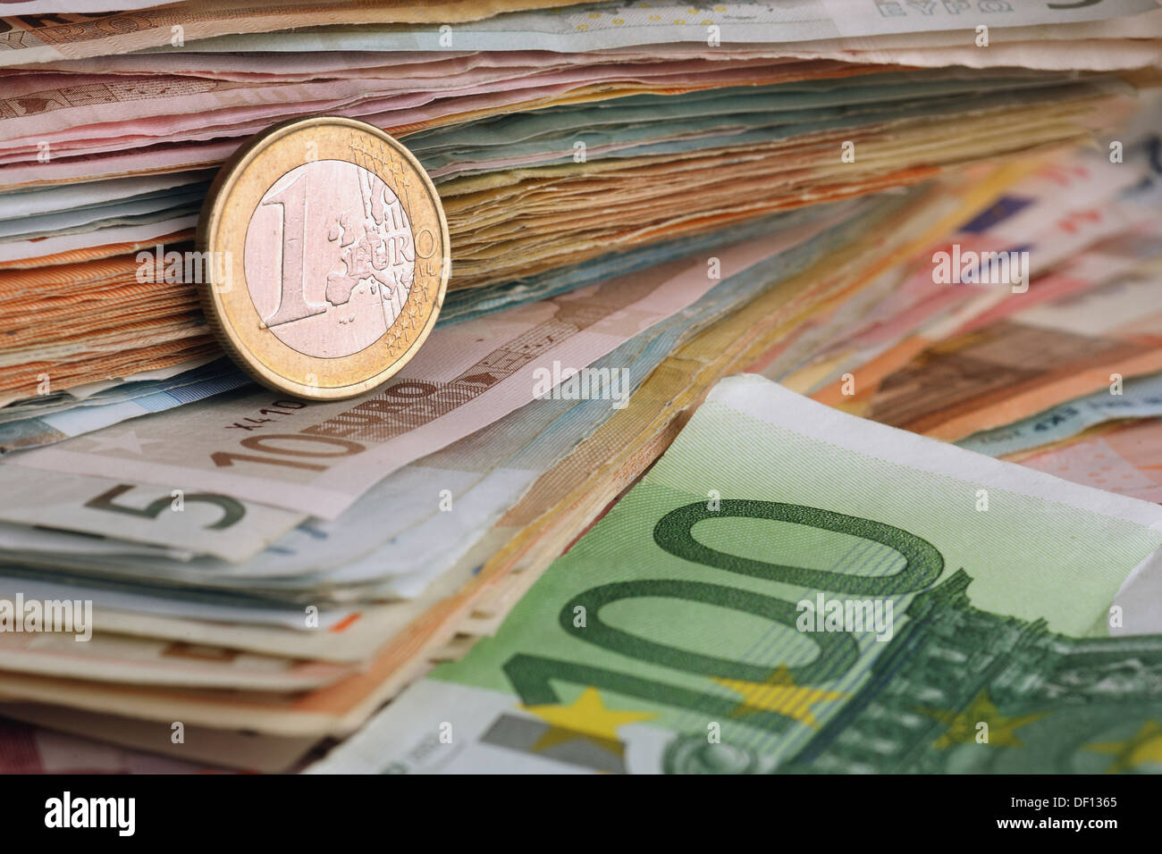 Деньги доллары евро. Доллар евро рубль. Евро в рубли. Доллары в рубли. Деньги евро.