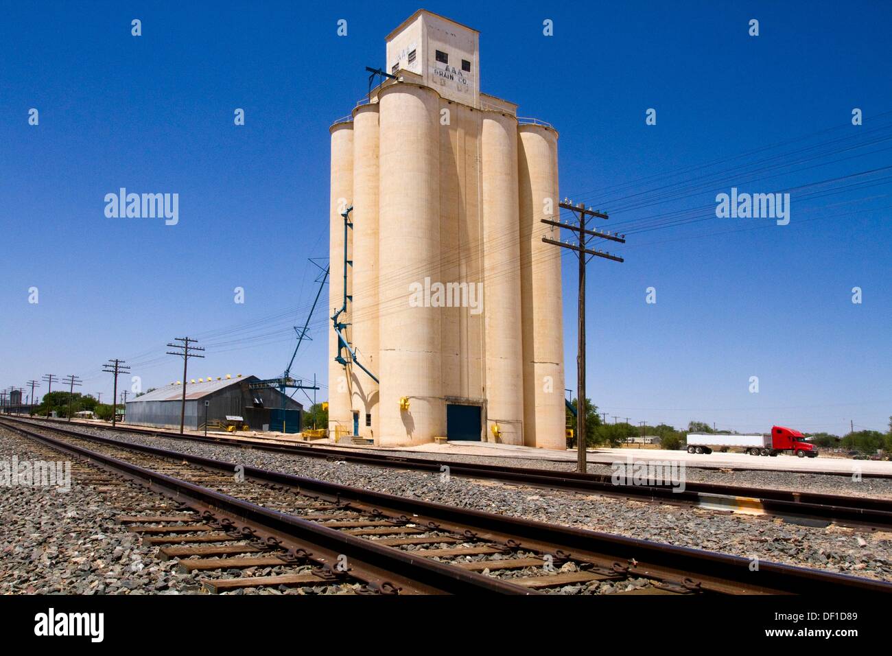 Grain Silo Railroad Tracks Stock Photos & Grain Silo Railroad Tracks