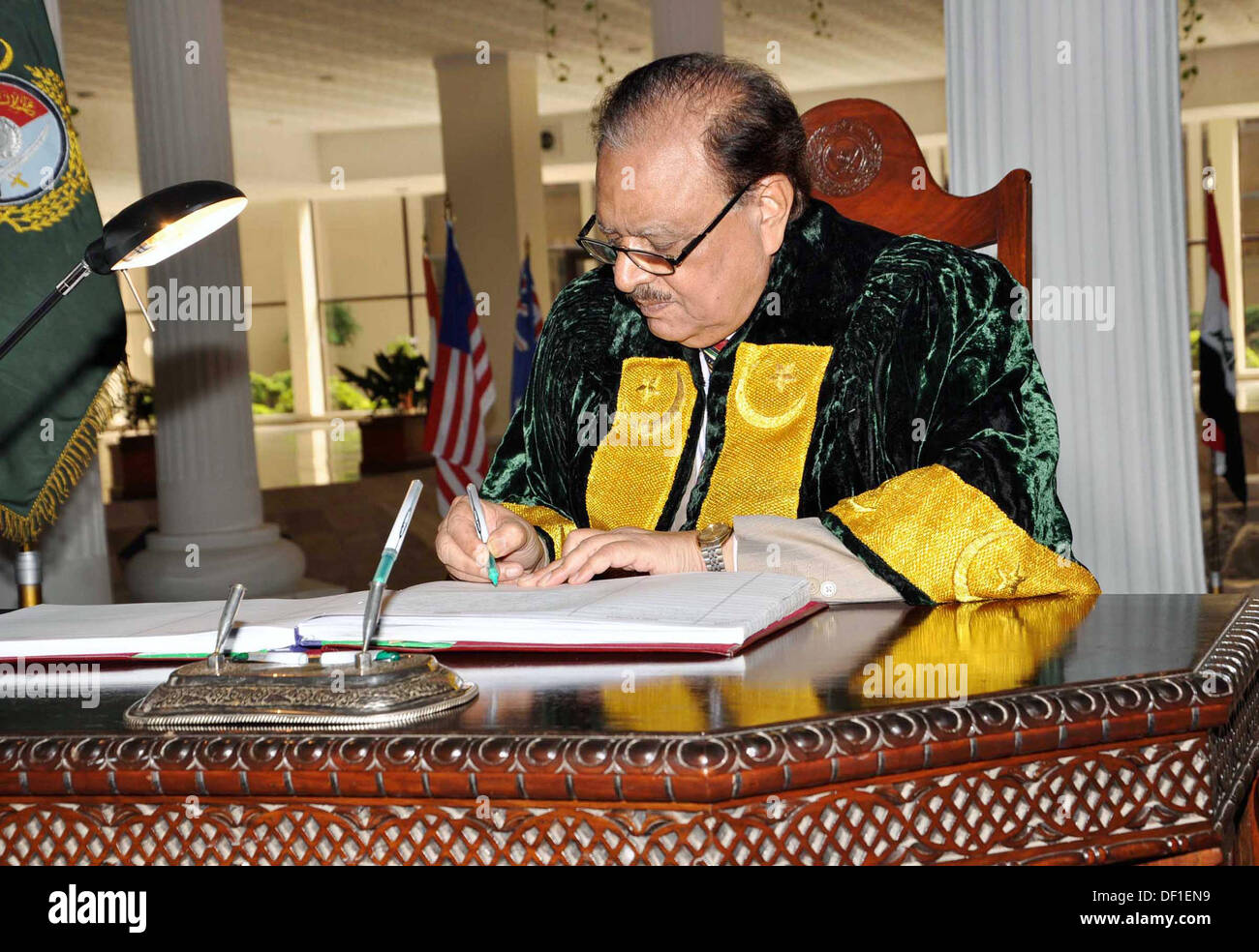 ISLAMABAD/ PAKISTAN . 26 setp 2013 Handout image by PID President Mamnoon  Hussain recording his remarks in the visitor's book during his visit to National  Defence University (NDU), Islamabad on September 26,, image size:1300x984