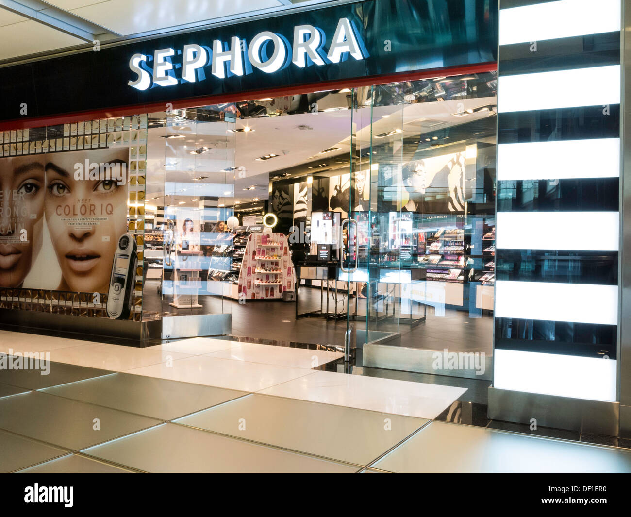 Sephora storefront hi-res stock photography and images - Alamy