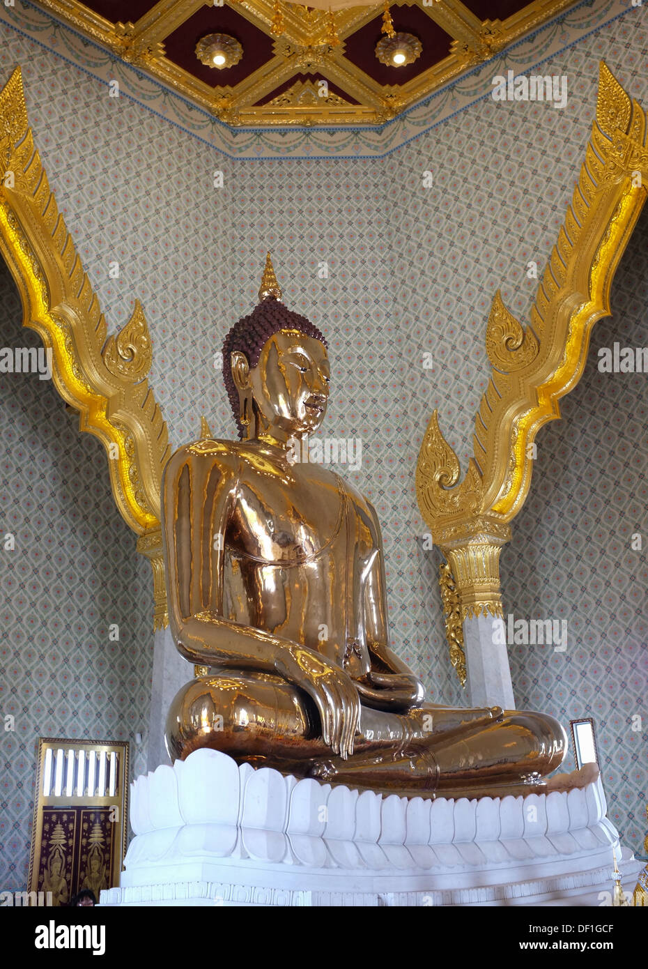 The Golden Buddha at Wat Traimit (Temple of the Golden Buddha), Bangkok ...