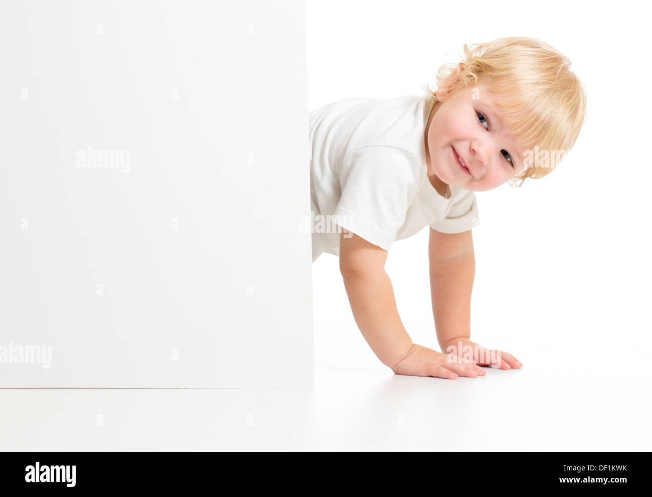 Ребенок выглядывает из за двери. Мальчик выглядывает из-за. Ребенок выглядывает. Ребенок выглядывает. Ребенок выглядывает.