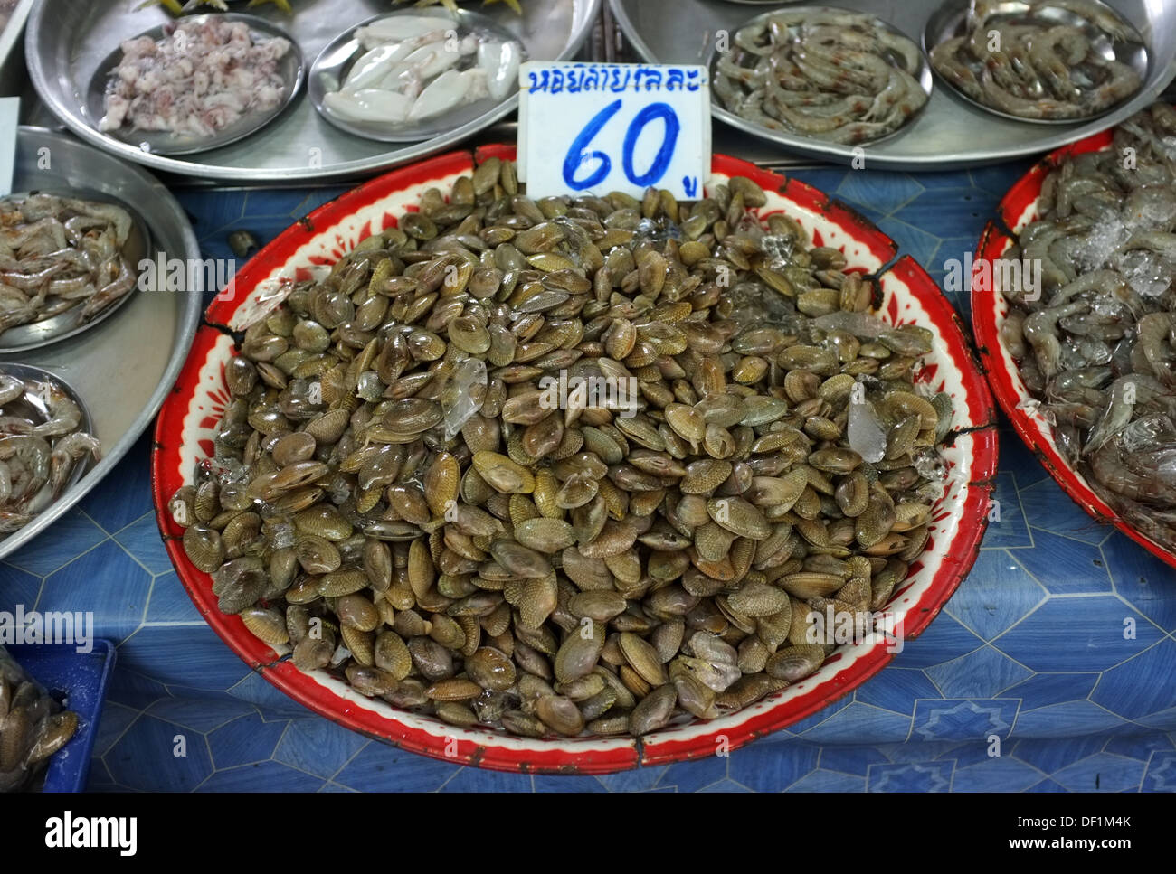 Fresh clams for sale at a market in Bangkok Stock Photo