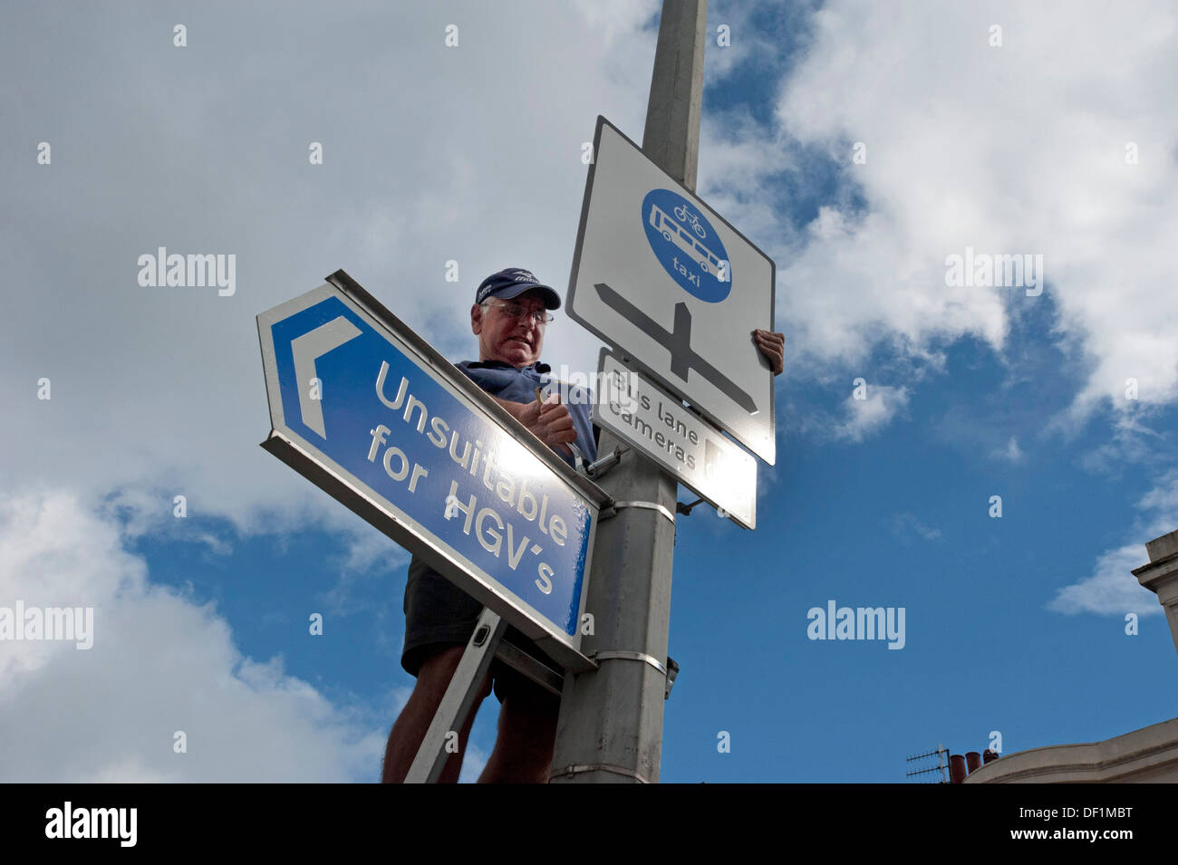 Bus and bike only sign hi-res stock photography and images - Alamy
