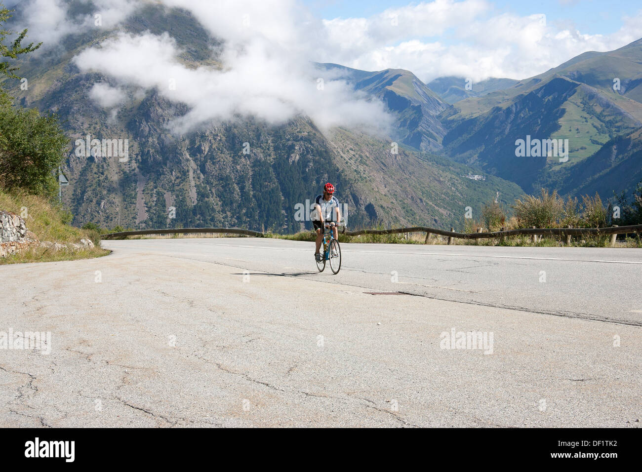Valley mountains hi-res stock photography and images - Alamy