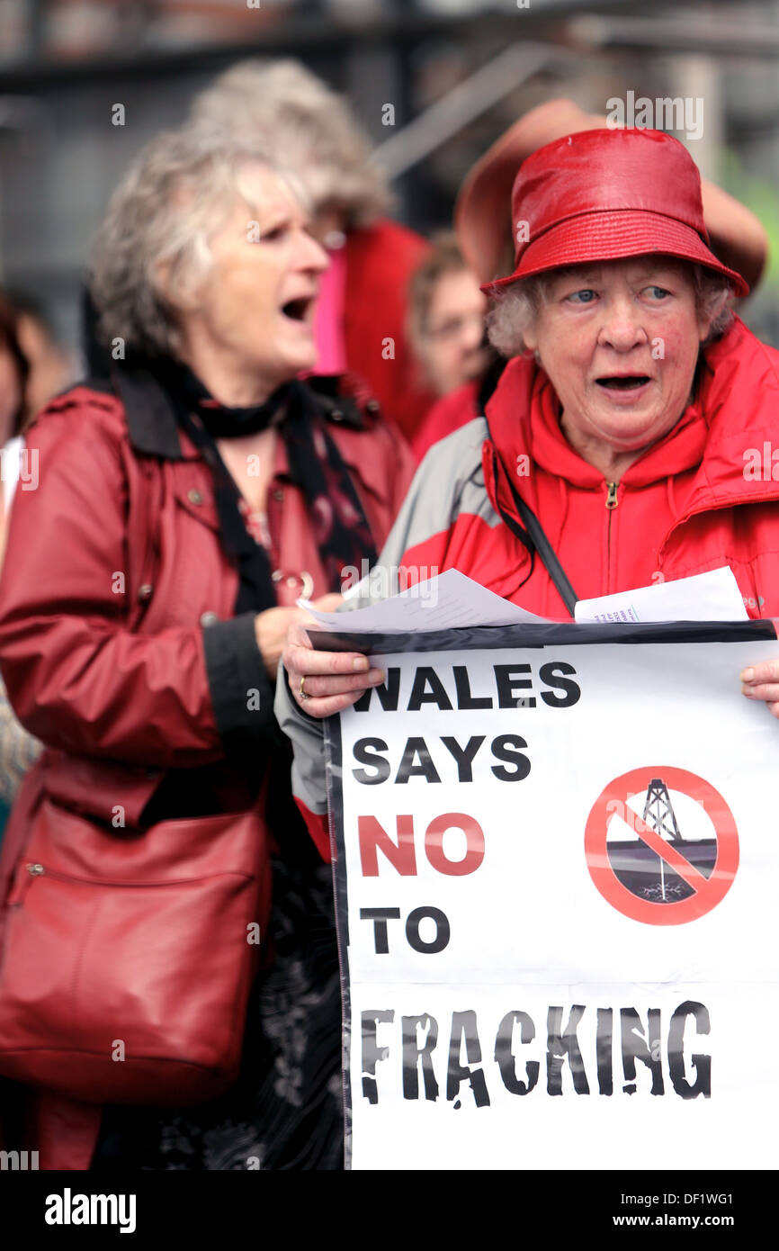 Members of Cor Cochion Caerdydd at the anti-fracking demonstration outside the Senedd, Cardiff bay. Stock Photo