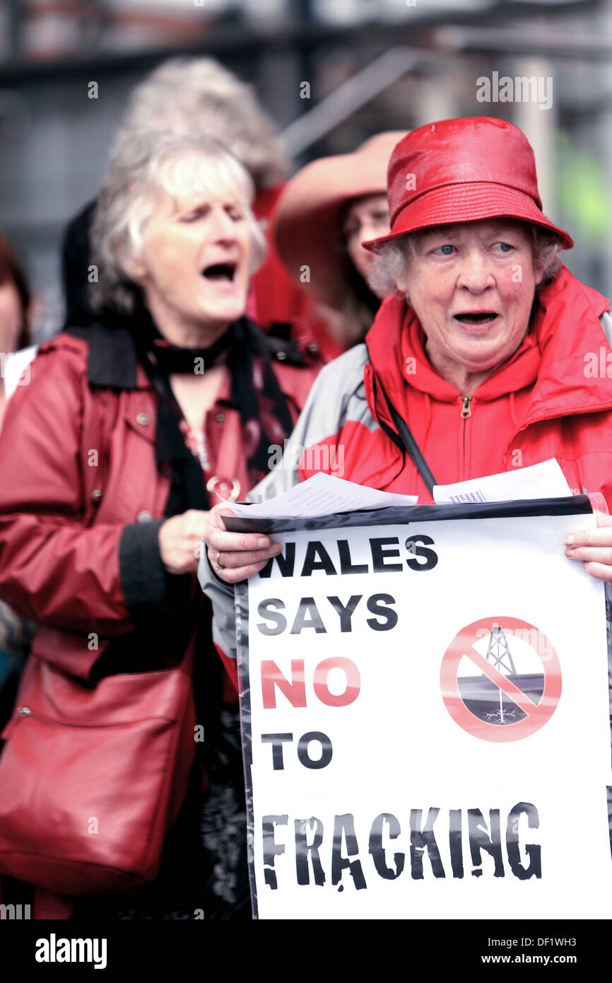 Members of Cor Cochion Caerdydd at the anti-fracking demonstration outside the Senedd, Cardiff bay. Stock Photo