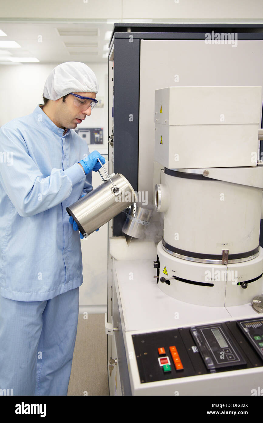 Pouring liquid nitrogen to improve the vacuum in the chamber to deposit thin films Vacuum