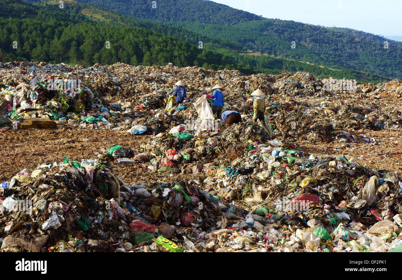 People pick up garbage at dumping ground Stock Photo Alamy