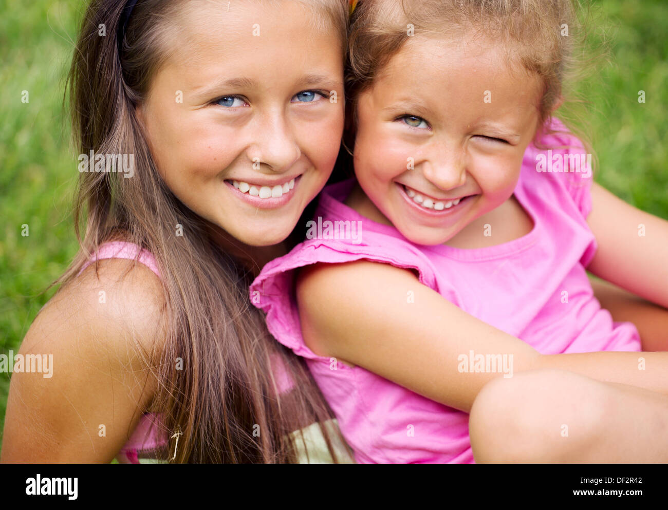 Very young sisters. Отдых в саду 2 девочек. Обмен фото сестер. Фотография сестре которой 15 лет Приветствие. Решили отдохнуть с сестрой.