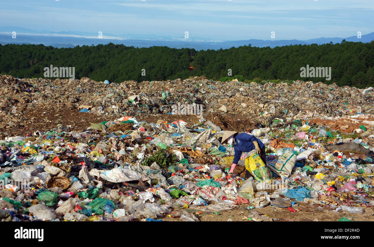 People pick up garbage at dumping ground Stock Photo Alamy