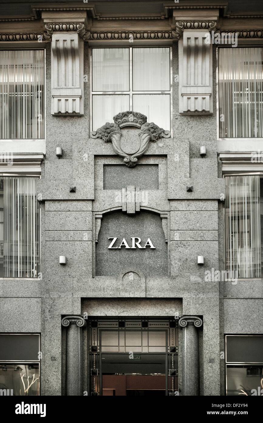 Zara facade shop in Gran Vía Street, Madrid Spain Stock Photo - Alamy