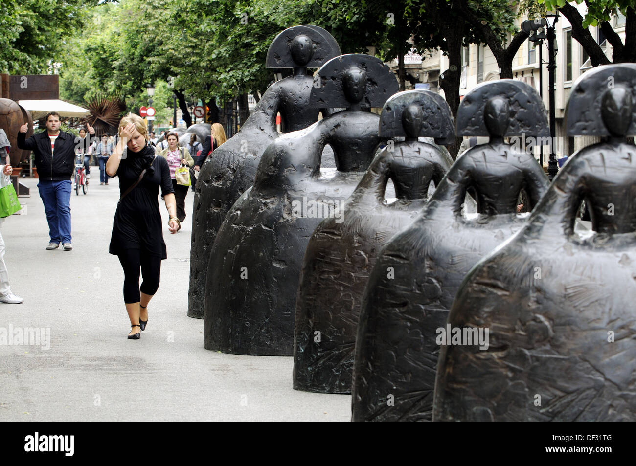 Las Meninas´ bronze sculptures by Manolo Valdes in Rambla de Catalunya,  Barcelona. Catalonia, Spain Stock Photo - Alamy