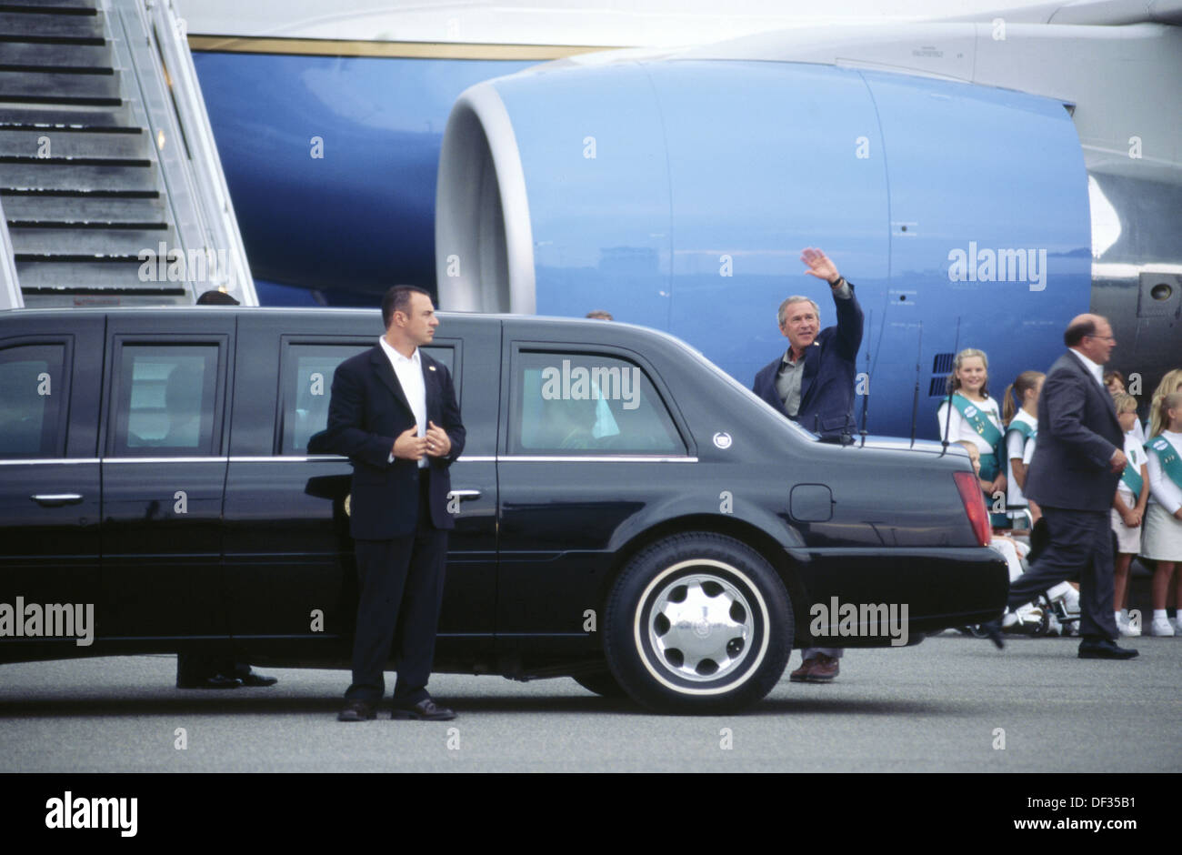 President Bush waves to crowd as he approaches limo. Pasco. Washington. USA Stock Photo
