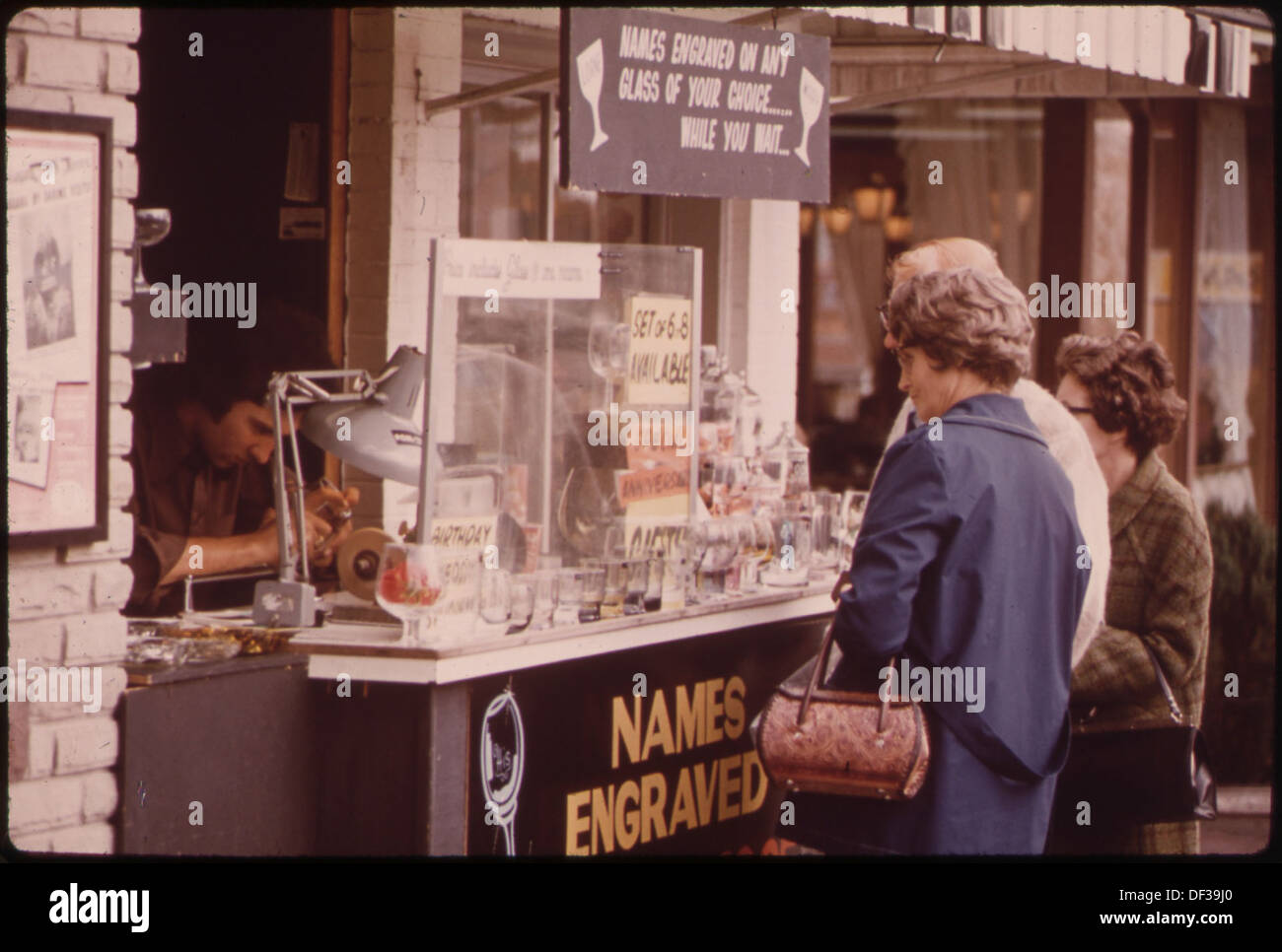 AMUSEMENT SECTION OF CENTER STREET, IN NIAGARA FALLS ONTARIO, OFFERS