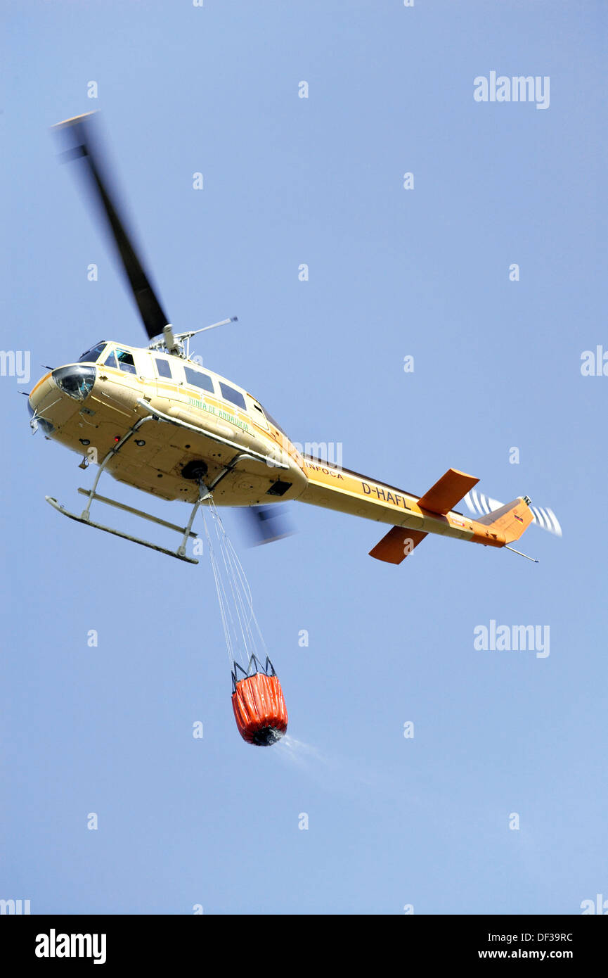 Helicopter water bomber drenching a forest fire Stock Photo Alamy