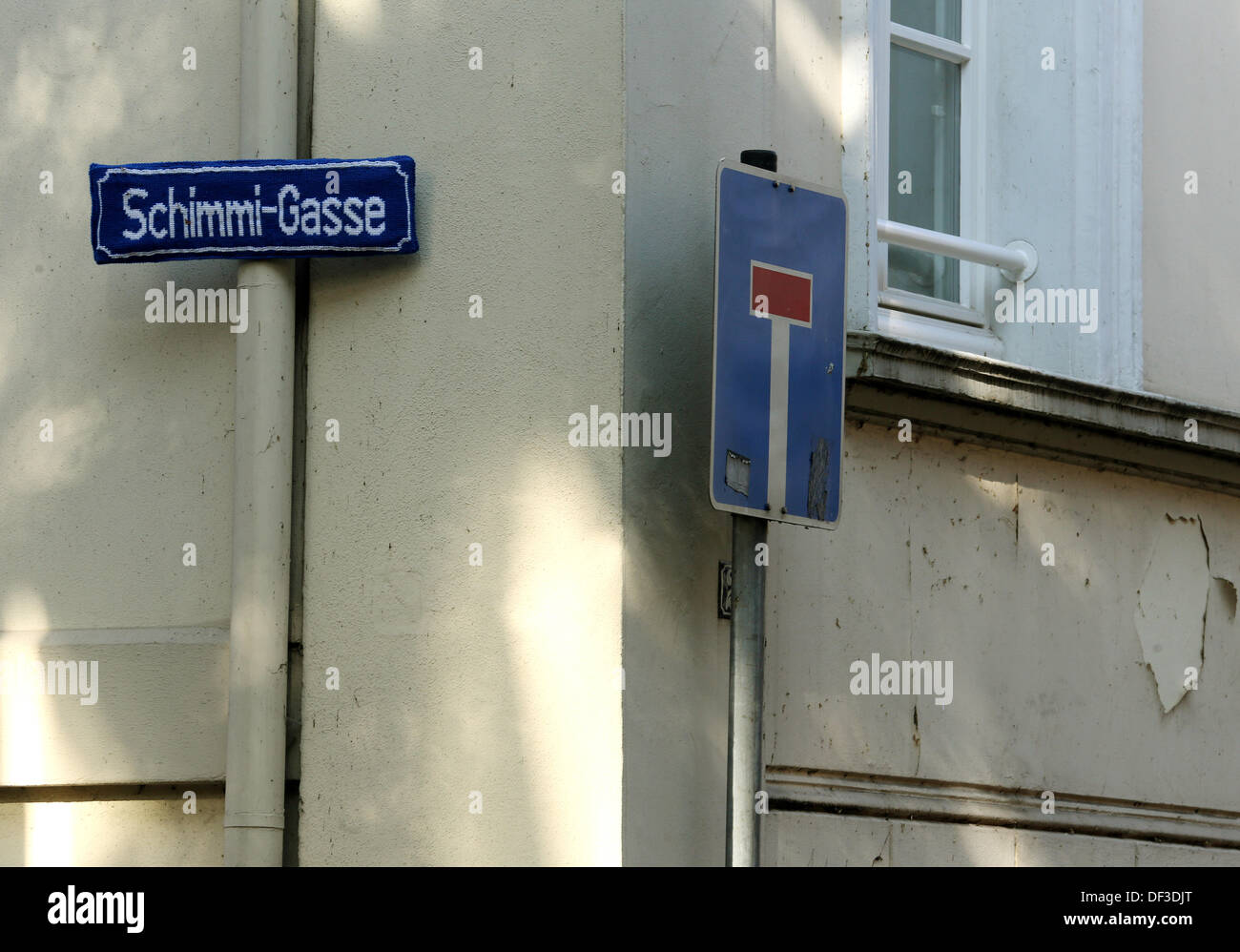 The knitted street sign 'Schimmi-Gasse' (Schimmi-Alley) hangs on the facade of a house in the district Ruhrort in Duisburg, Germany, 27 September 2013. The Ruhort knitting guerilla and Du Tours want to honor commissioner Horst Schimanski - a fictive figure of the ARD television crime series Tatort. Photo: ROLAND WEIHRAUCH Stock Photo