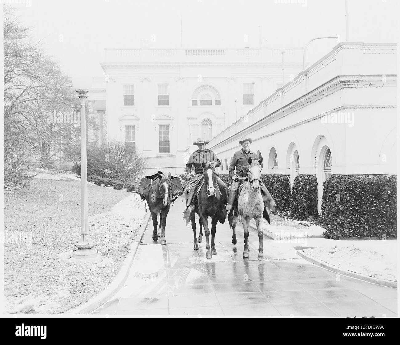 Cross country horseback riders arrive at the White House from