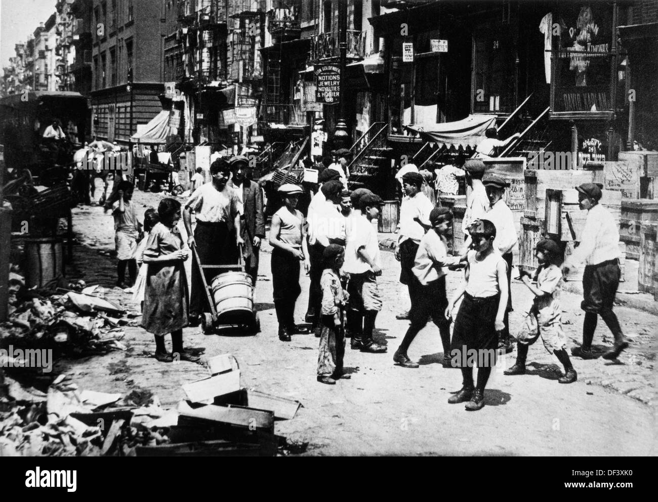Children on Lower East Side Street, New York City, USA, 1911 Stock Photo