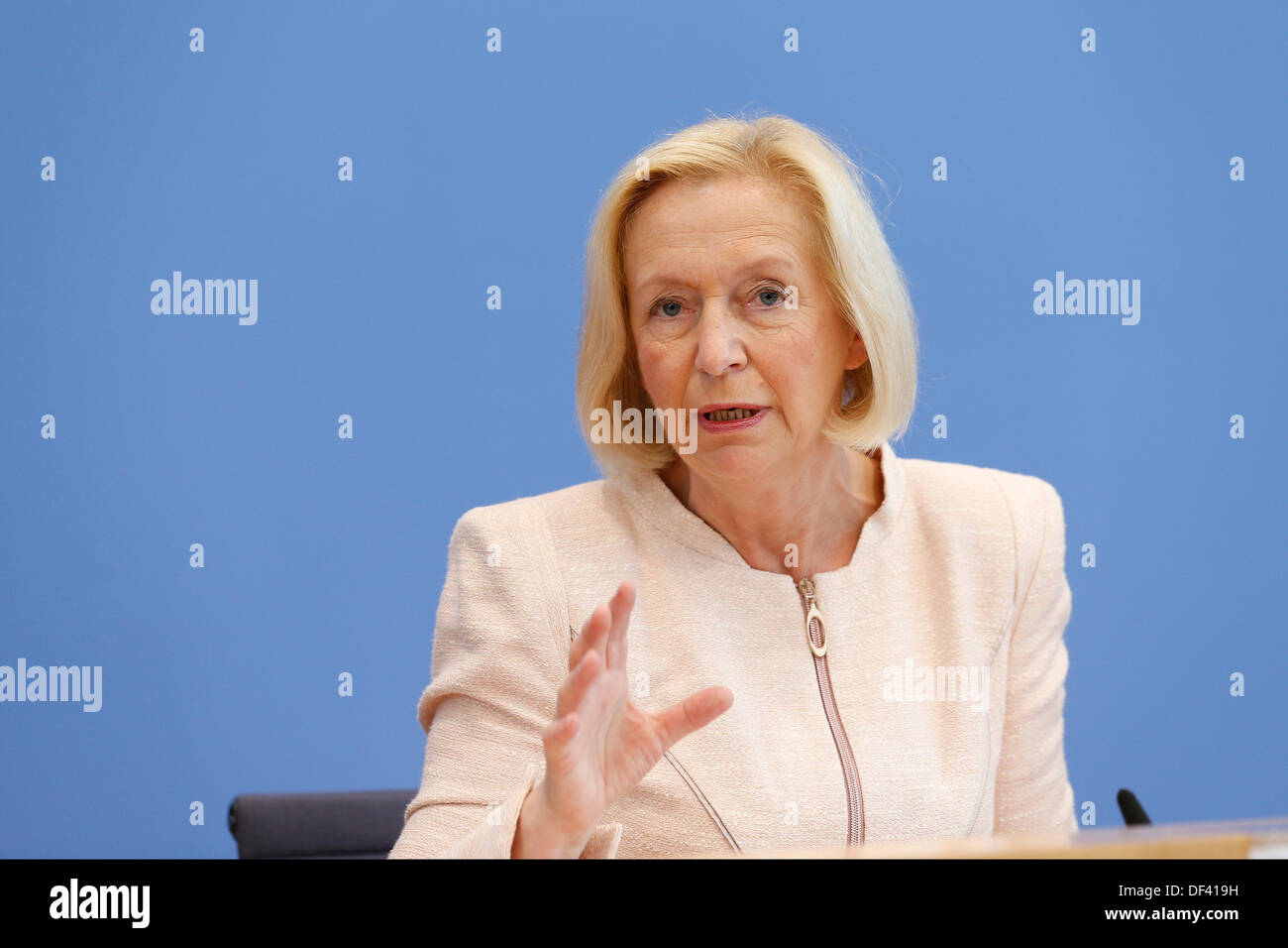 Berlin, Germany. September 27th, 2013. The Intergovernmental Panel on Climate Change (IPCC) has the the IPCC’s Fifth Assessment Report (AR5), “Climate Change 2013, The Physical Science Basis “, presented.  / Picture: Johanna Wanka (CDU), Federal Minister of Education and Research, during press conference on the IPCC’s Fifth A Credit:  Reynaldo Chaib Paganelli/Alamy Live News Stock Photo