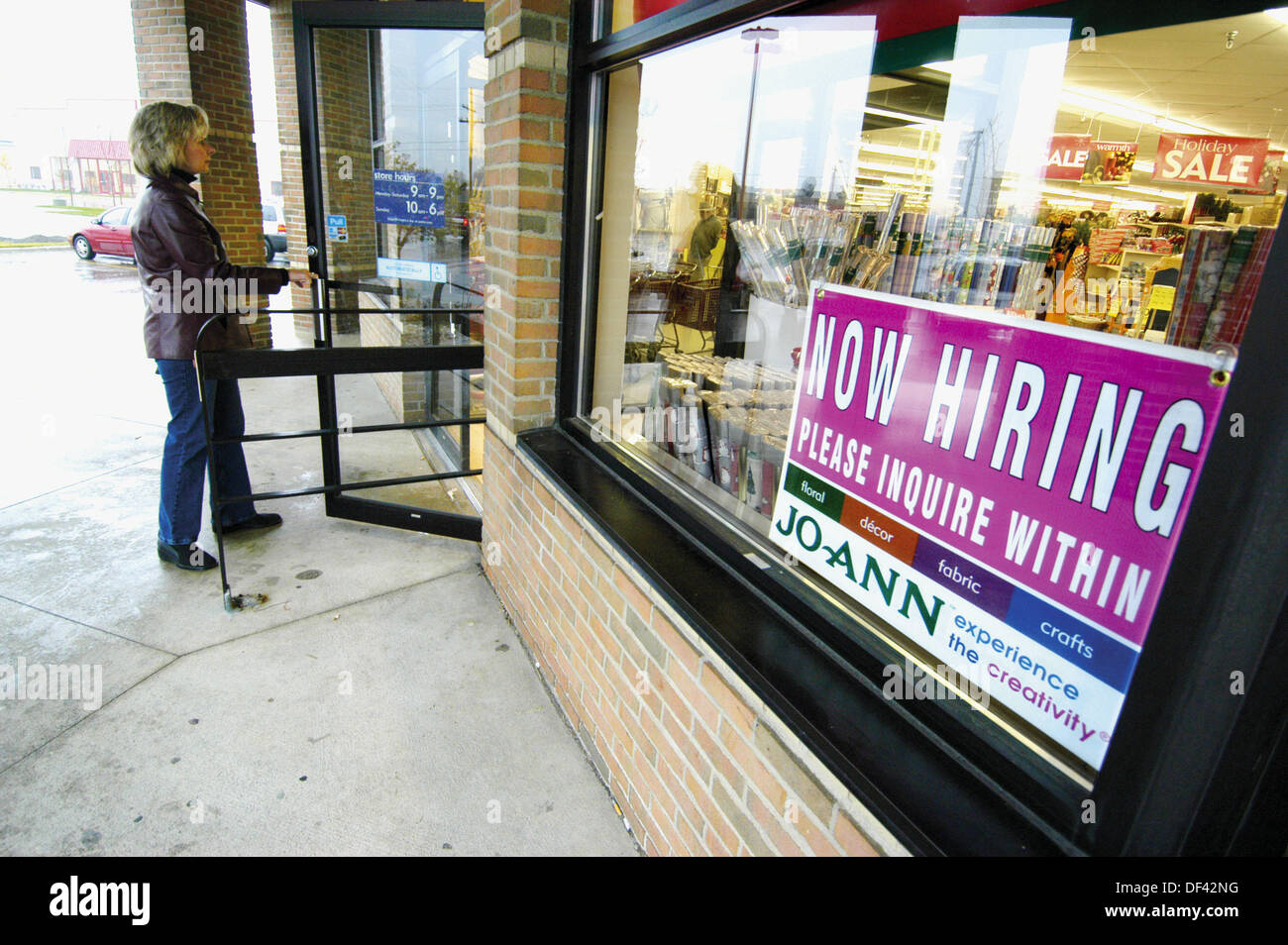 Now Hiring Sign In A Store Window Stock Photo - Alamy