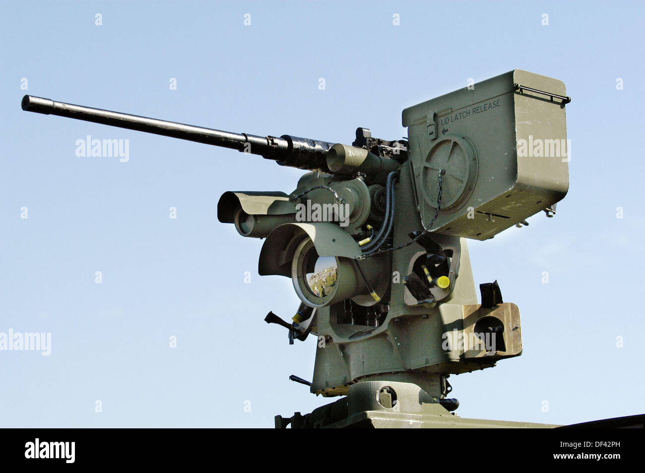 machine-gun-mounted-on-a-tank-DF42PH.jpg