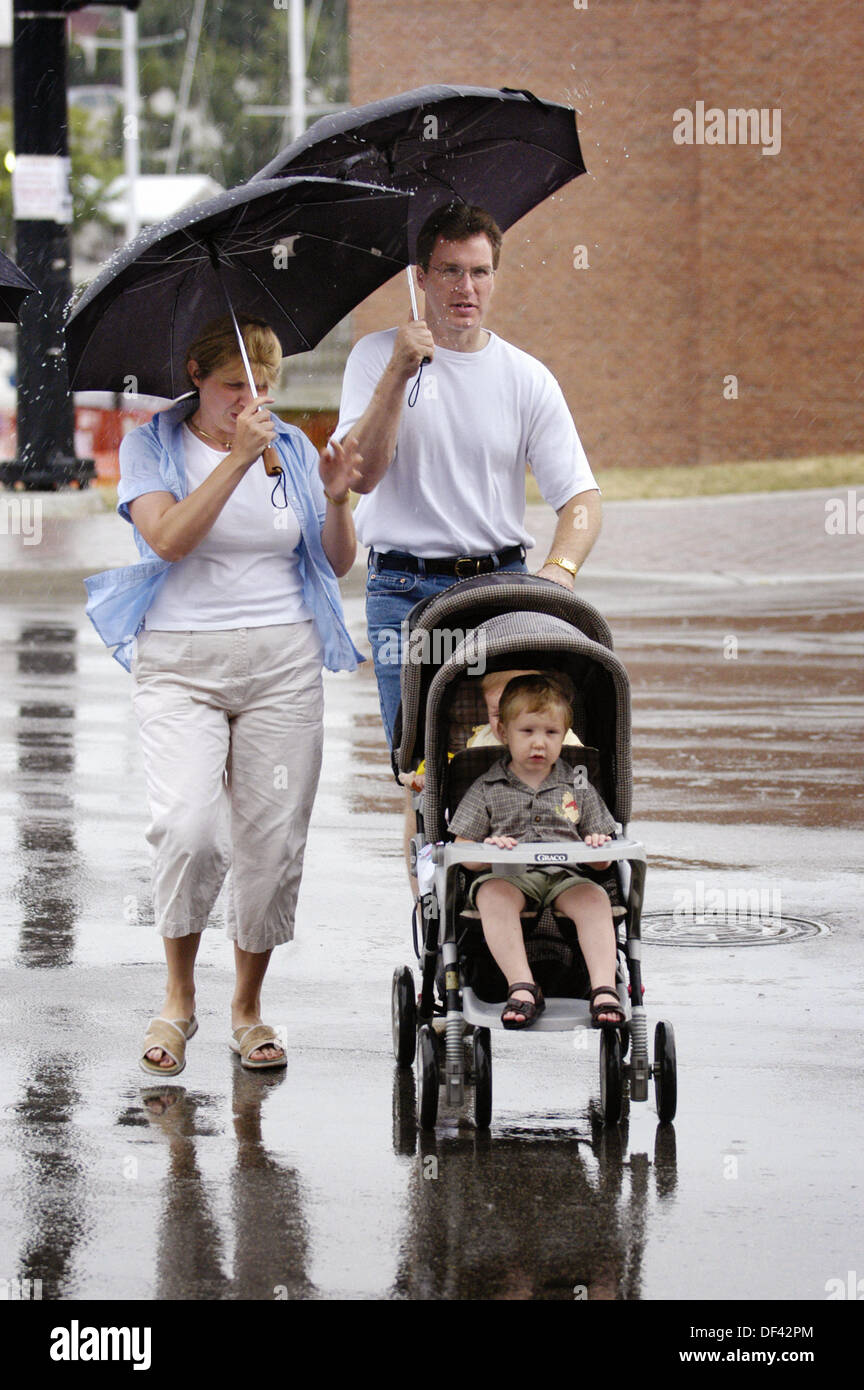 Getting caught in the rain hires stock photography and images Alamy