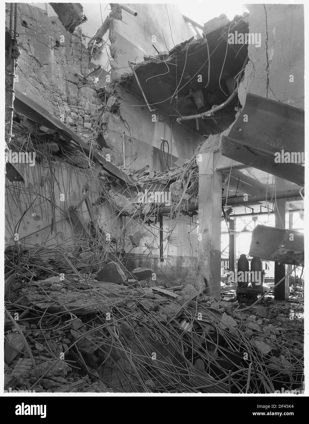 Explosion damage at the iowa ordnance plant hires stock photography