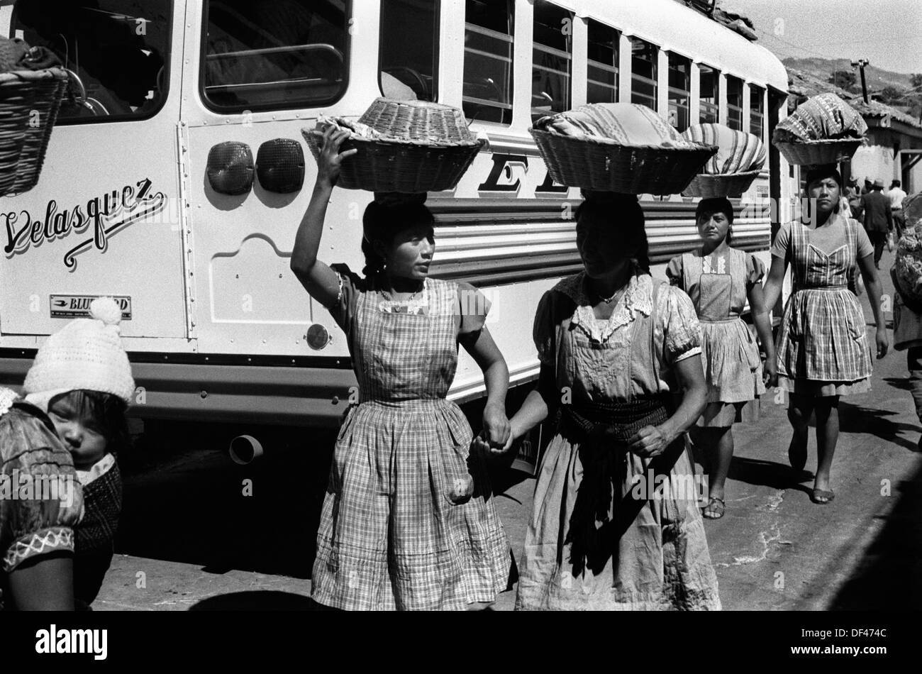 Ciudad Cuauhtémoc, Mexico 1970s. Indigenous native Indian women carry food in baskets on their heads.  They are selling snacks something to eat to the bus passengers at a  bus station rest stop on the  Pan American Highway. 1973 HOMER SYKES Stock Photo