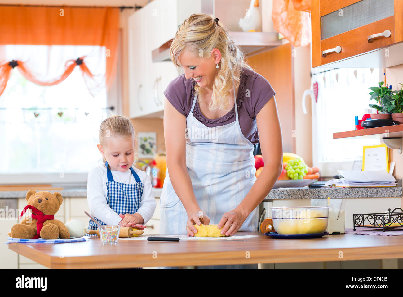 Мама готовит играть. Кухня для детей. Мама с ребенком на кухне. Кухня помогаю маме. Домохозяйка на кухне с детьми.