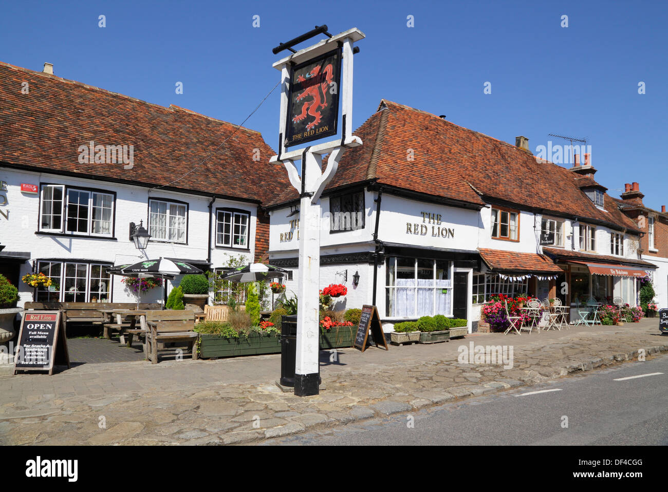 The Red Lion Pub and the Bakehouse Tea Rooms at Biddenden Kent England UK GB Stock Photo