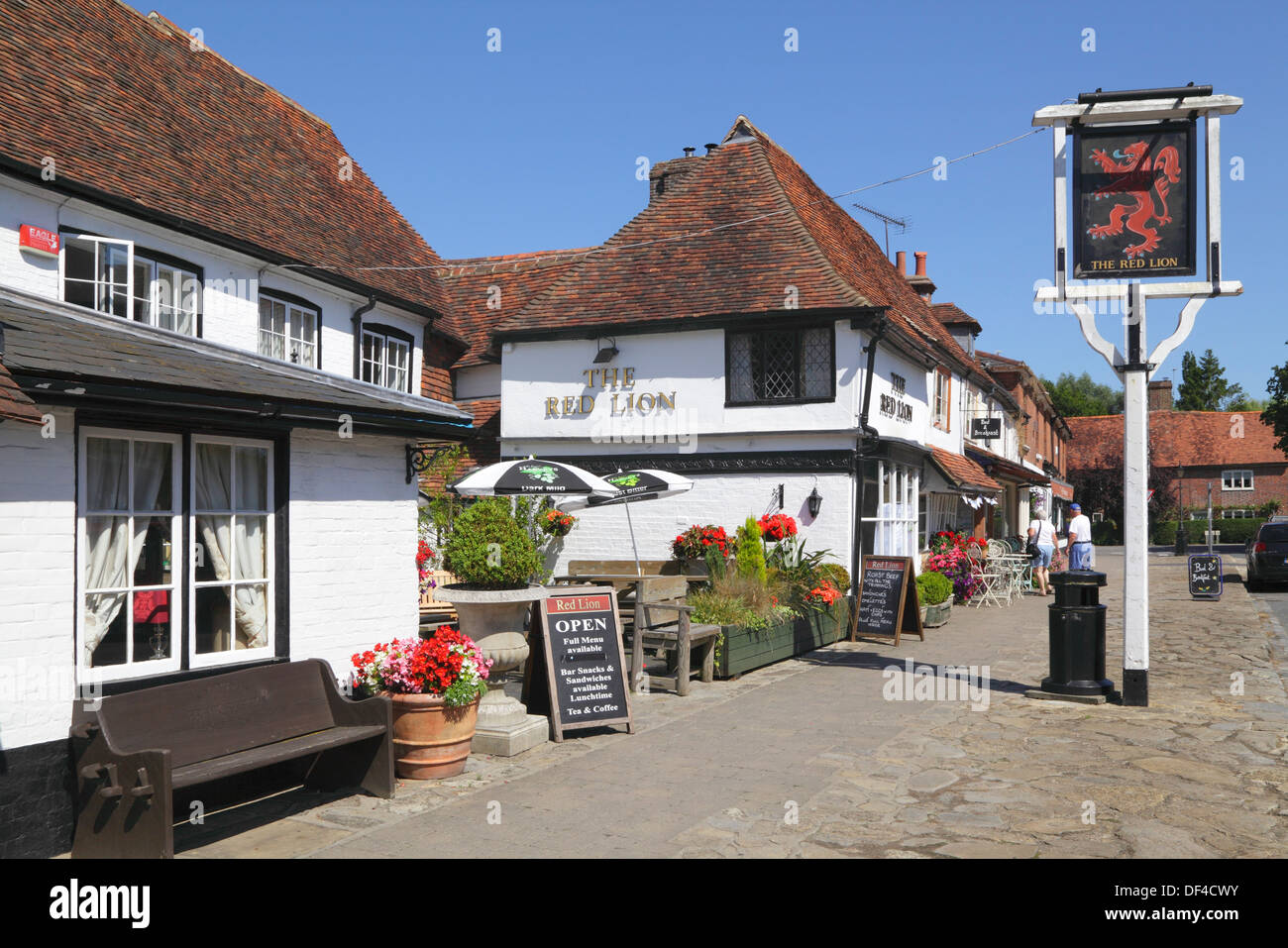 The Red Lion Pub and The Bakehouse Tea Rooms in Biddenden Village, Kent, England, Britain, UK Stock Photo