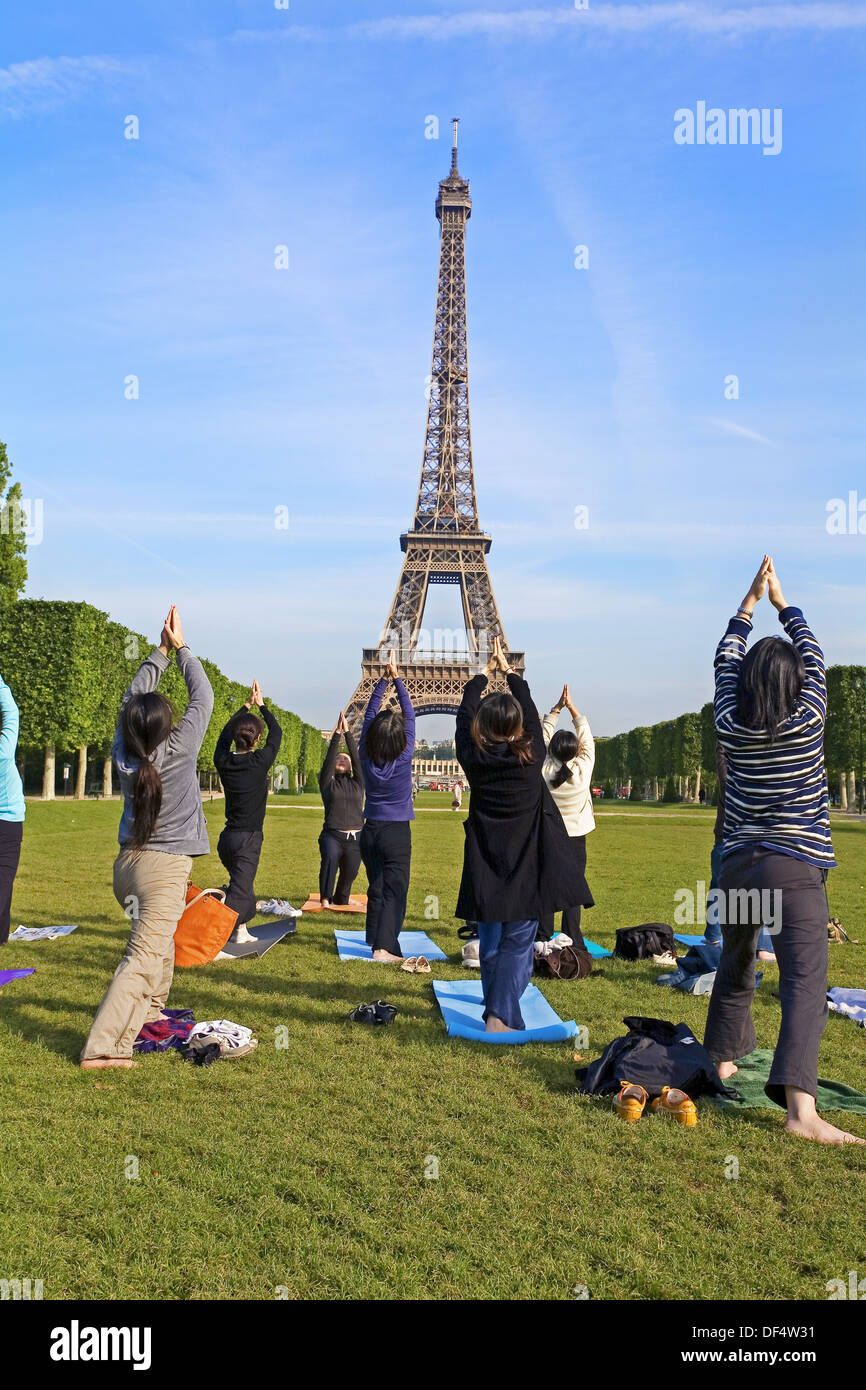 yoga et tour eiffel