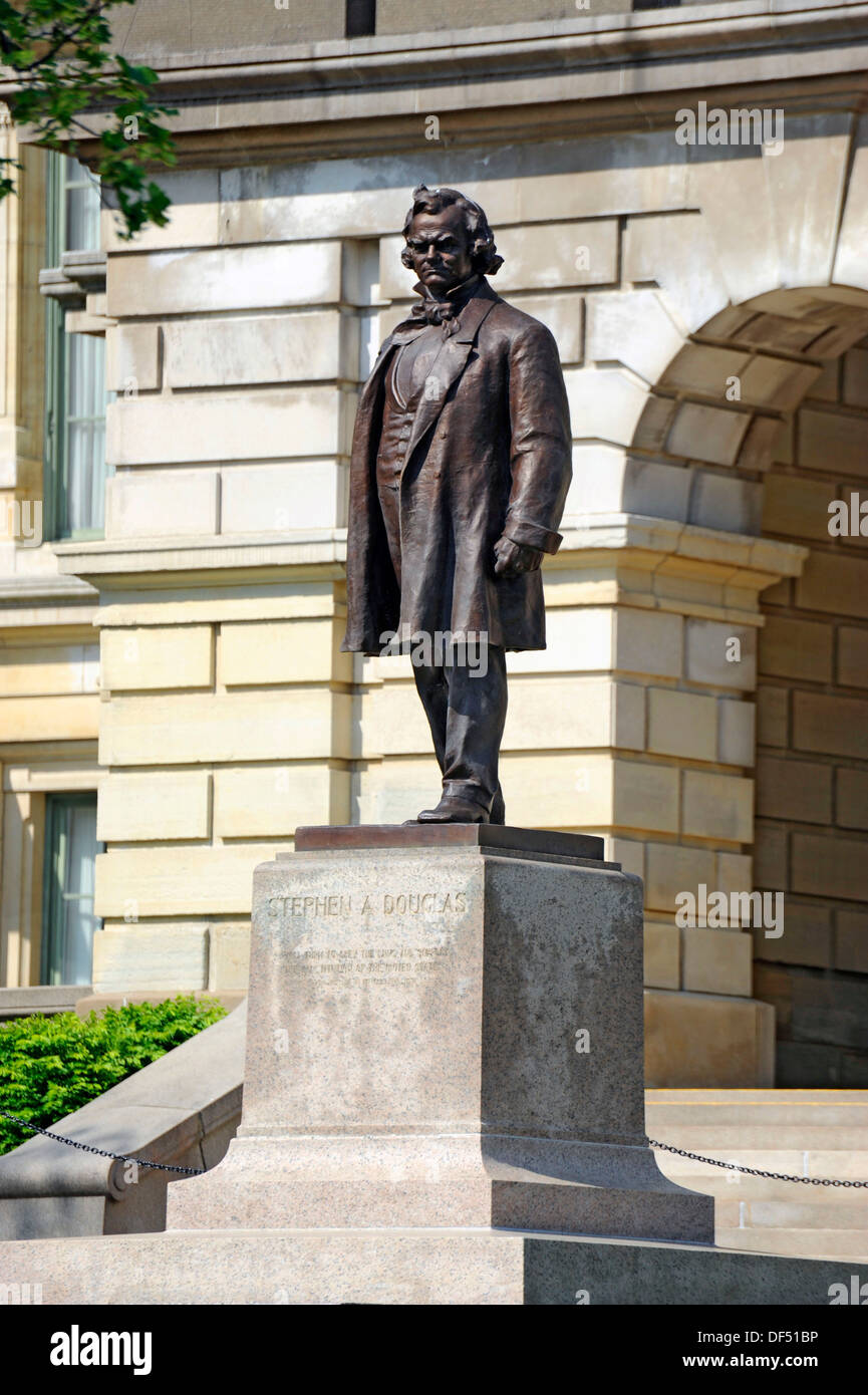 [Image: stephen-douglas-statue-in-front-of-illin...DF51BP.jpg]