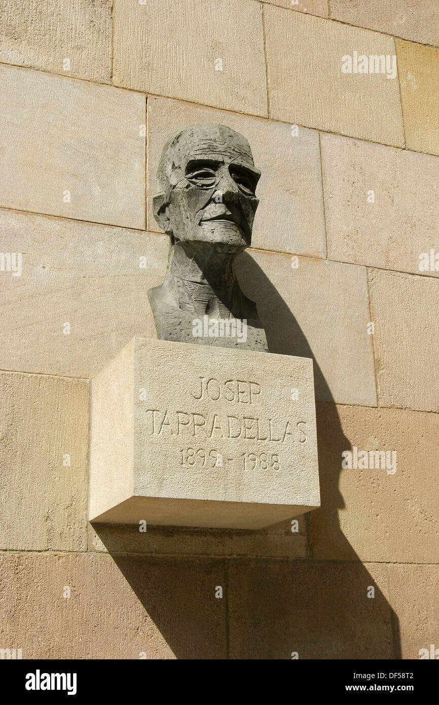 Josep Tarradellas bust by Josep Mª Subirachs. Pati dels Tarongers. Palau de la Generalitat. Barcelona. Spain. Stock Photo