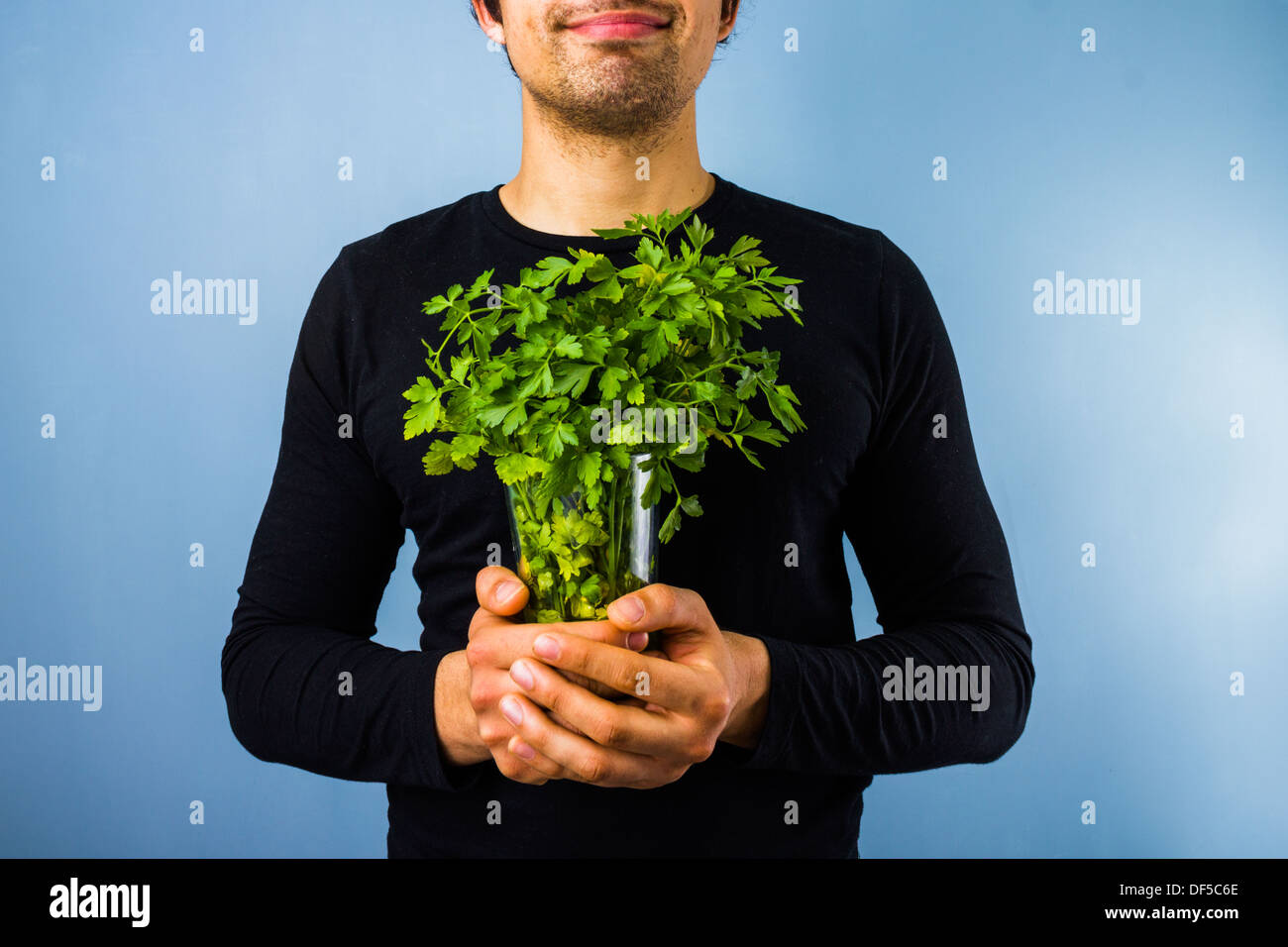 Травы польза для мужчин. Растения и человек. Человек с цветами. Пучок зелени в руках. Мужчина с зеленью.