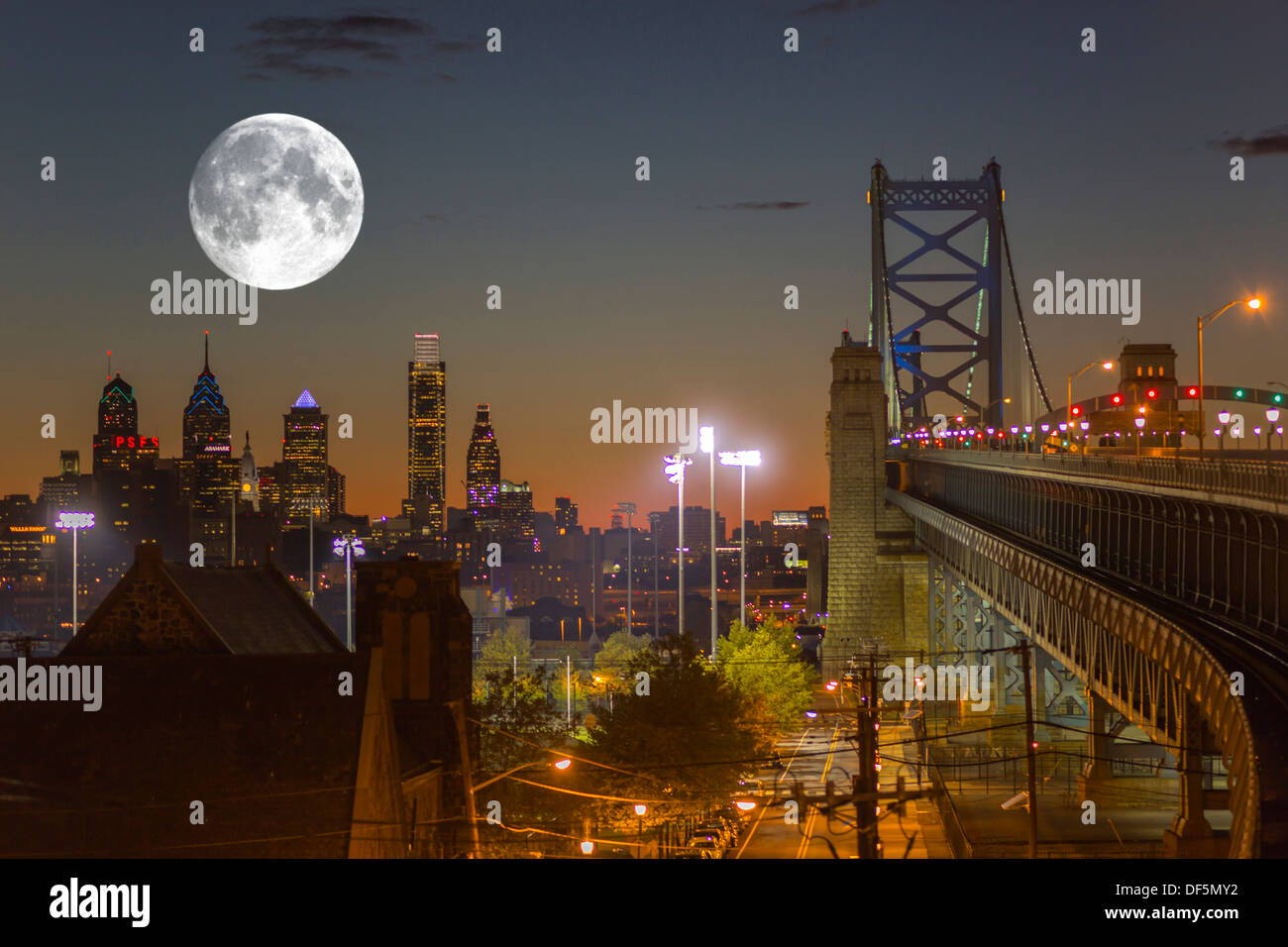 DOWNTOWN SKYLINE BEN FRANKLIN BRIDGE PHILADELPHIA PENNSYLVANIA FROM CAMDEN NEW JERSEY USA Stock Photo