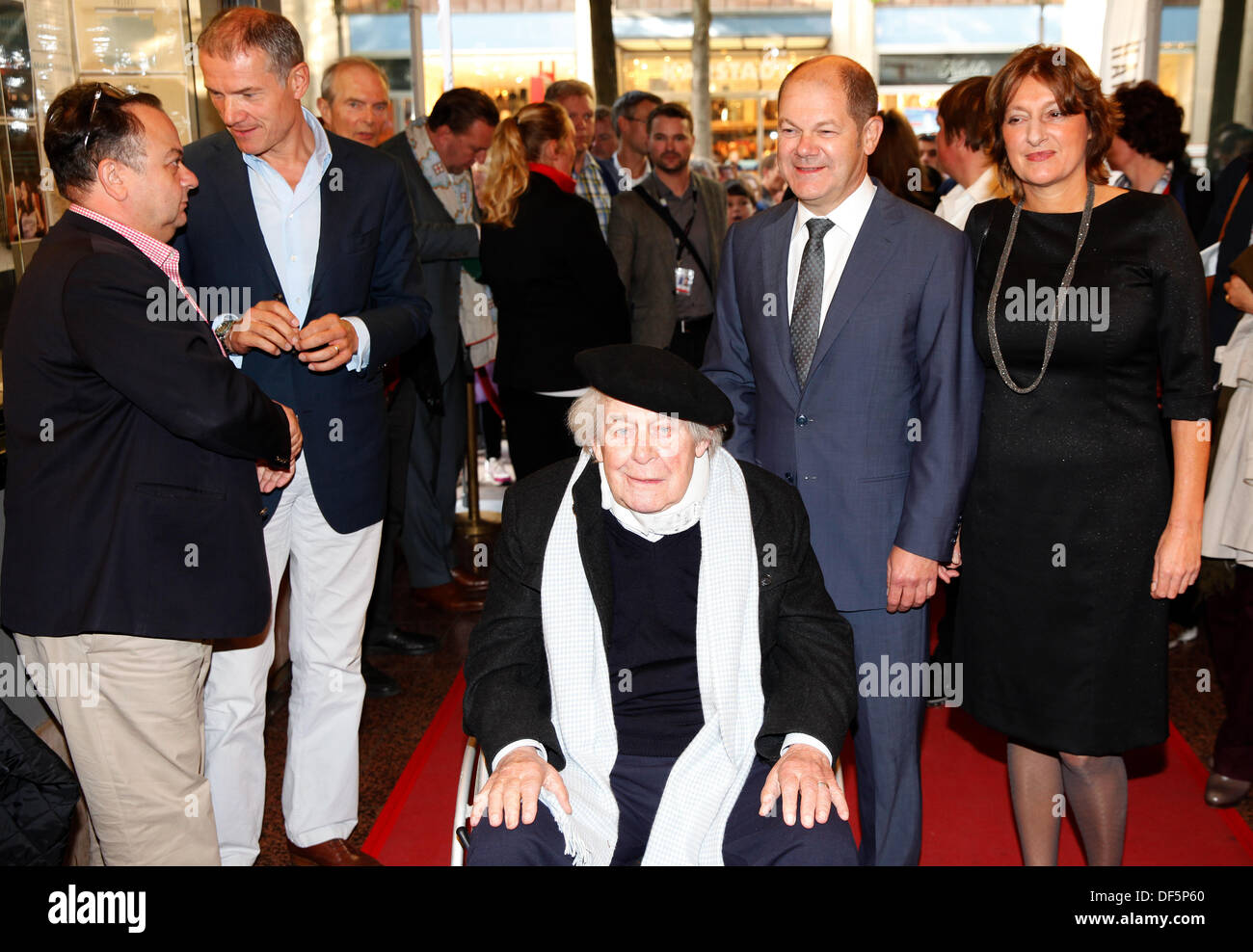 Hamburg's first mayor Olaf Scholz(2-R) and his wife Britta Ernst (R) accompany the writer Siegfried Lenz to the premiere of the movie 'Die Flut ist puenktlich' in Hamburg, Germany, 28 September 2013. The movie is based on the same-named novel of Lenz. Photo: Axel Heimken Stock Photo