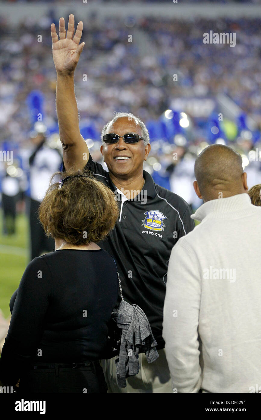Lexington, KENTUCKY, USA. 28th Sep, 2013. Former UK basketball coach Tubby Smith and the other Hall of Fame inductees waved to fans as Kentucky played Florida on Saturday September 28, 2013 in Lexington, Ky. Photos by Mark Cornelison | Staff © Lexington Herald-Leader/ZUMAPRESS.com/Alamy Live News Stock Photo