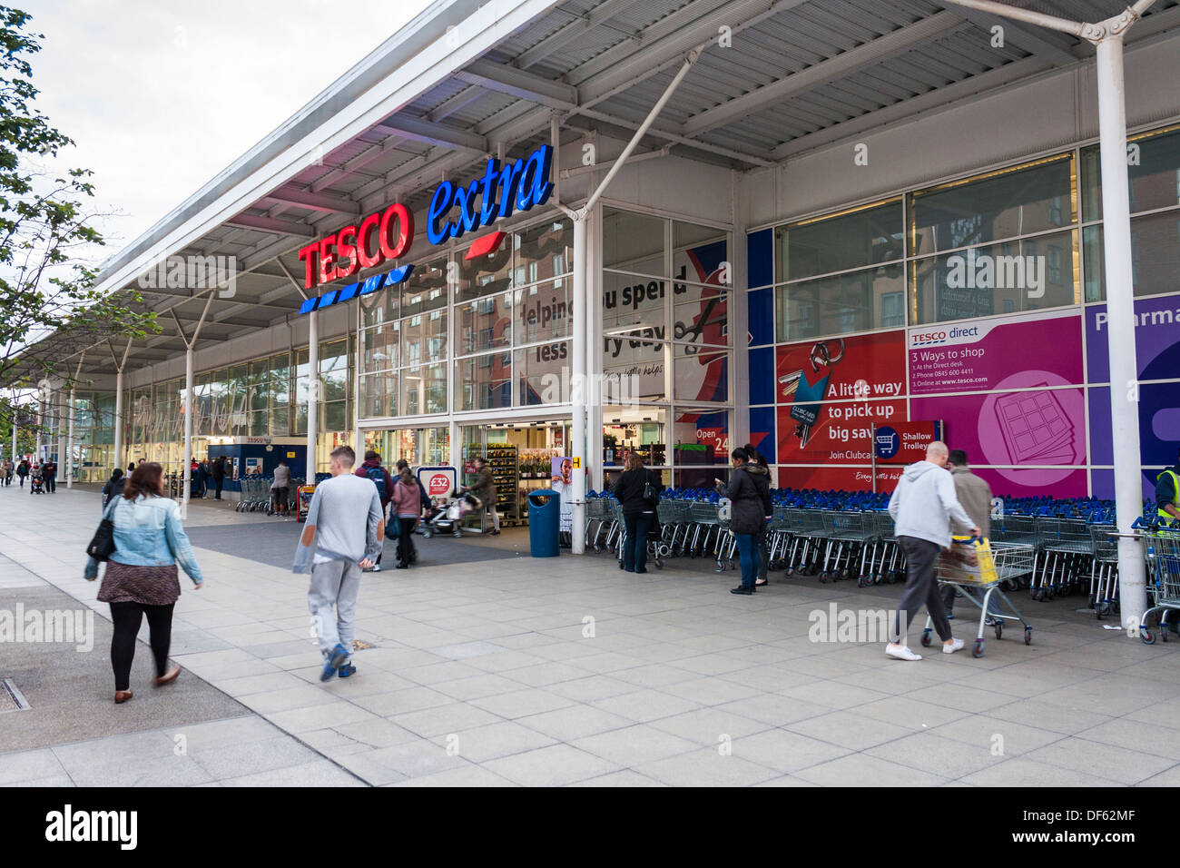 Tesco supermarket entrance, Reading, Berkshire, England, GB, UK Stock