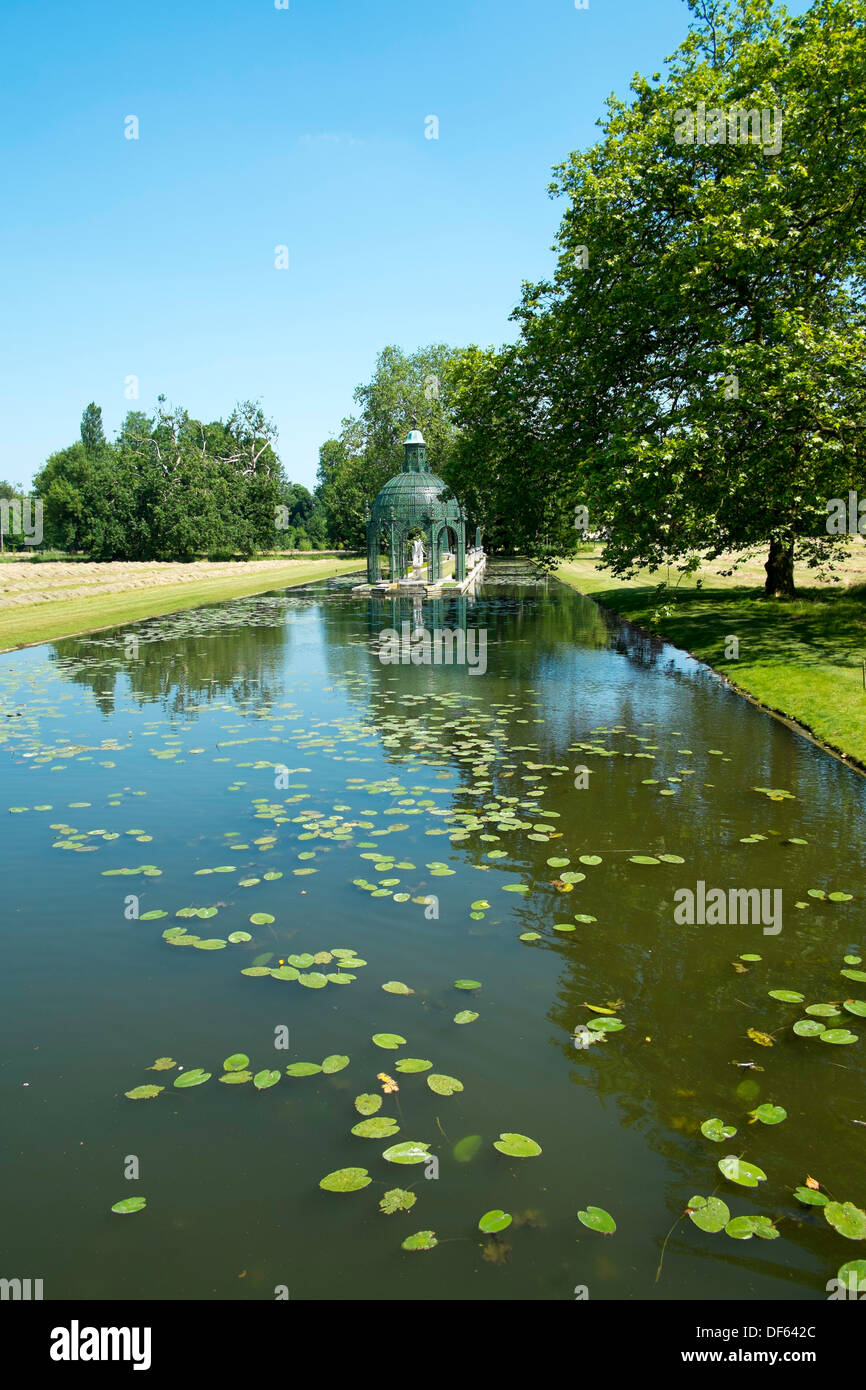 The small pond leading to the Island of Love in the English Garden at the Chateau de Chantilly, Chantilly, France Stock Photo