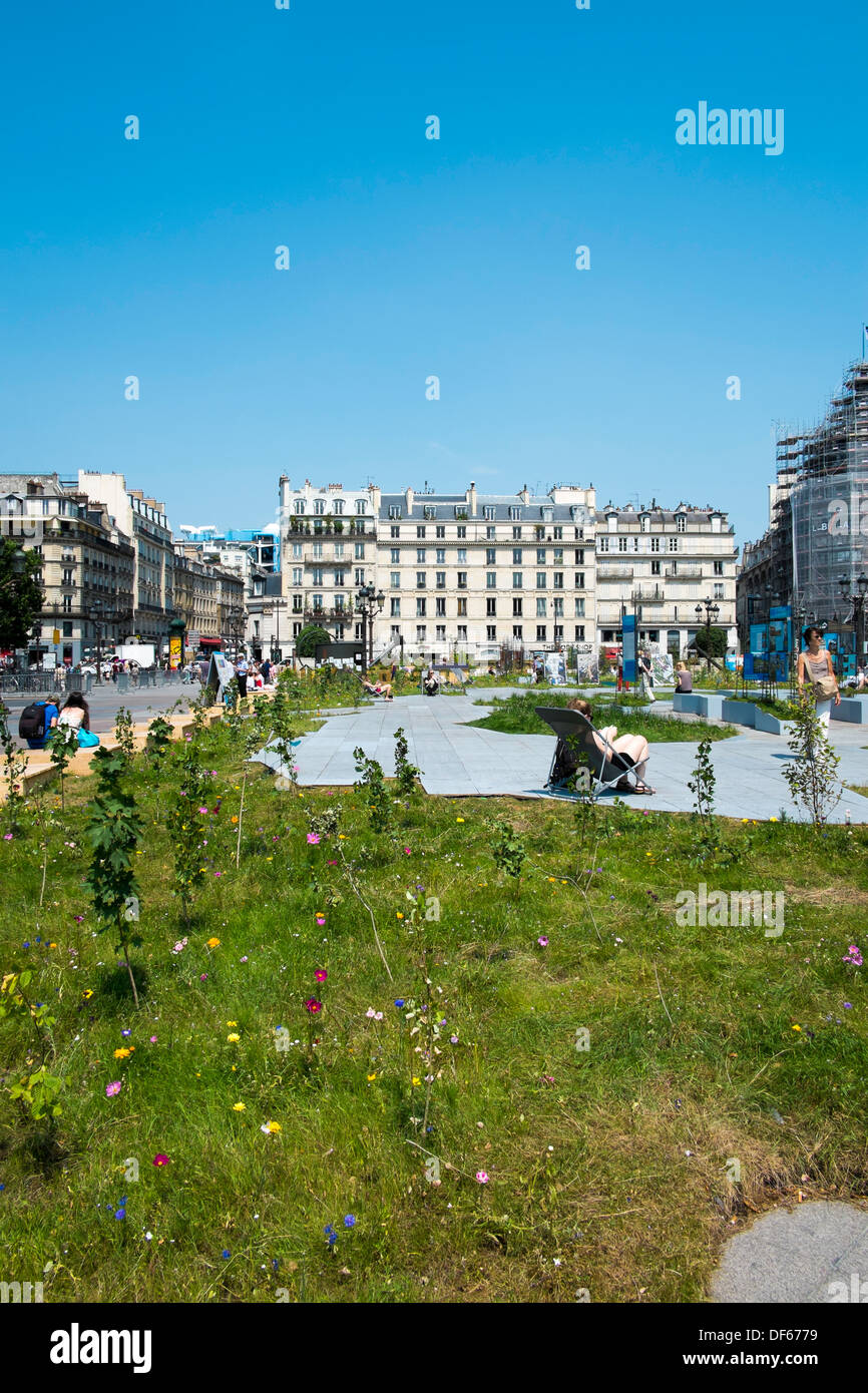 Summer garden display with wildflowers in the forecourt of the Hotel de Ville, Paris, France Stock Photo