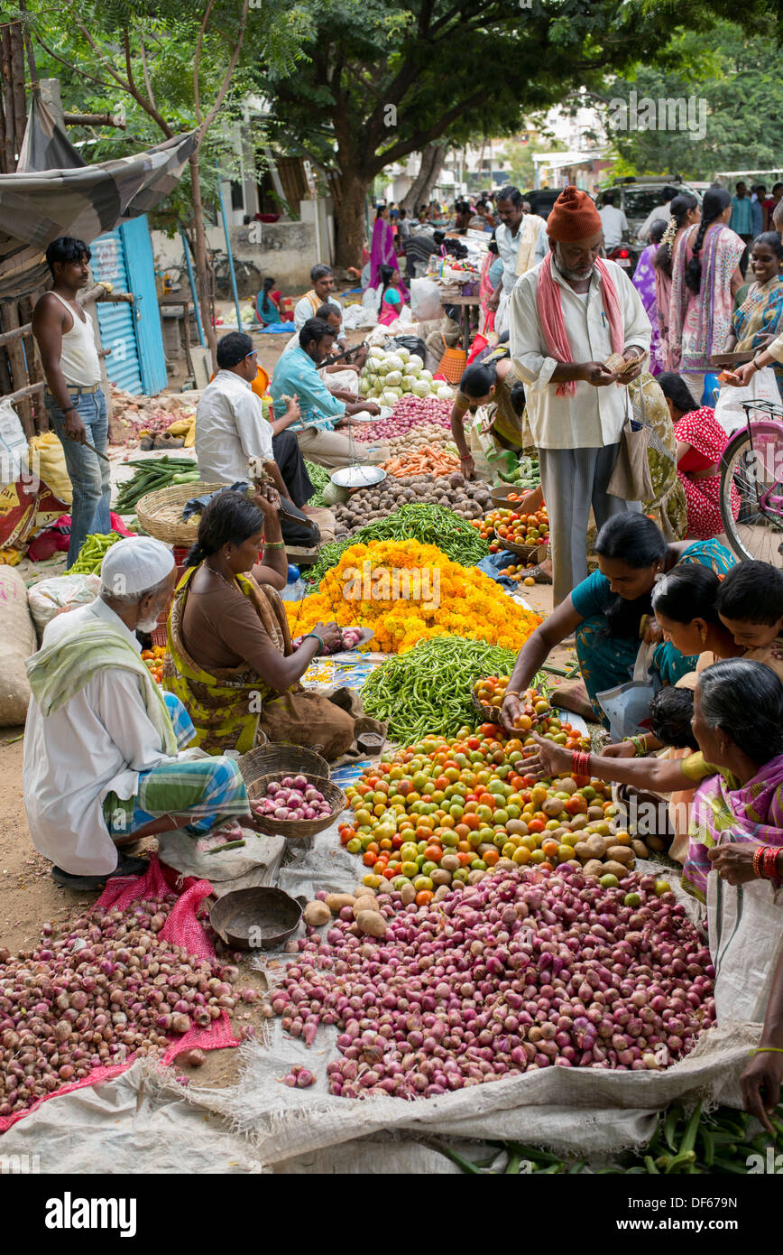 Crowded vegetable market in india hires stock photography and images