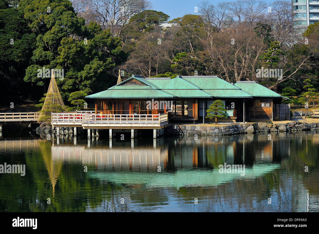 Traditional tea house on the water in Tokyo City Park Stock Photo Alamy