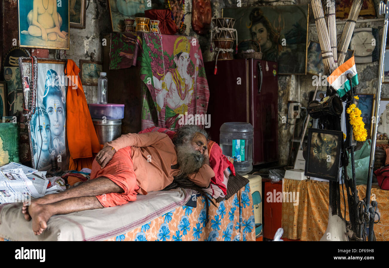 Hindu guru resting inside a Hindu temple Mumbai India Stock Photo