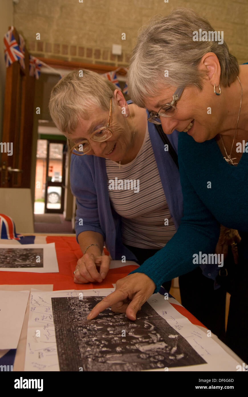 Elderly woman uk photographs hi-res stock photography and images - Alamy