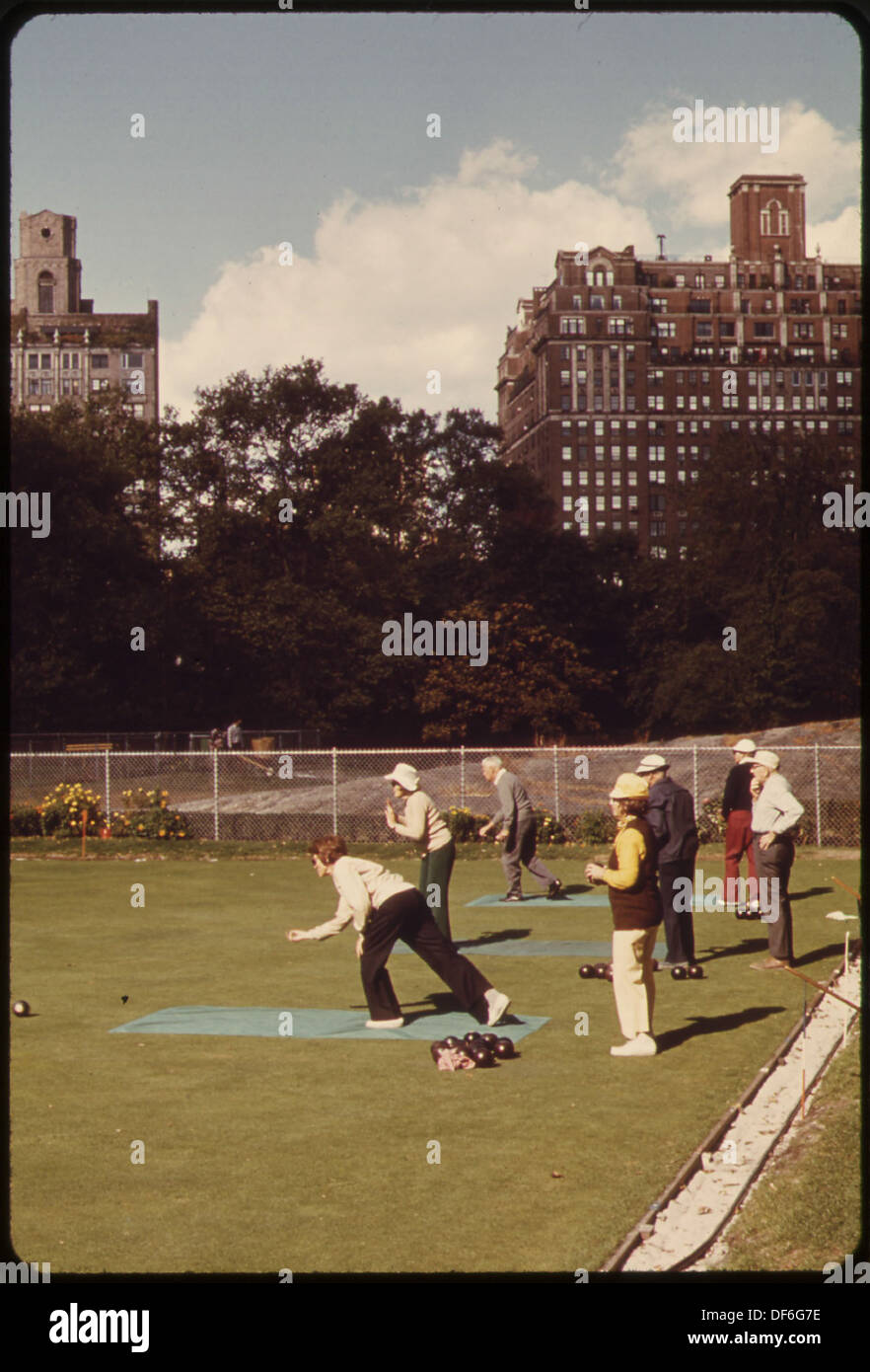 MEMBERS OF THE BOWLING GREEN BOWLING CLUB MEET FOR A GAME IN CENTRAL PARK. THE NEW YORK CITY DEPARTMENT OF PARKS... 551760 Stock Photo