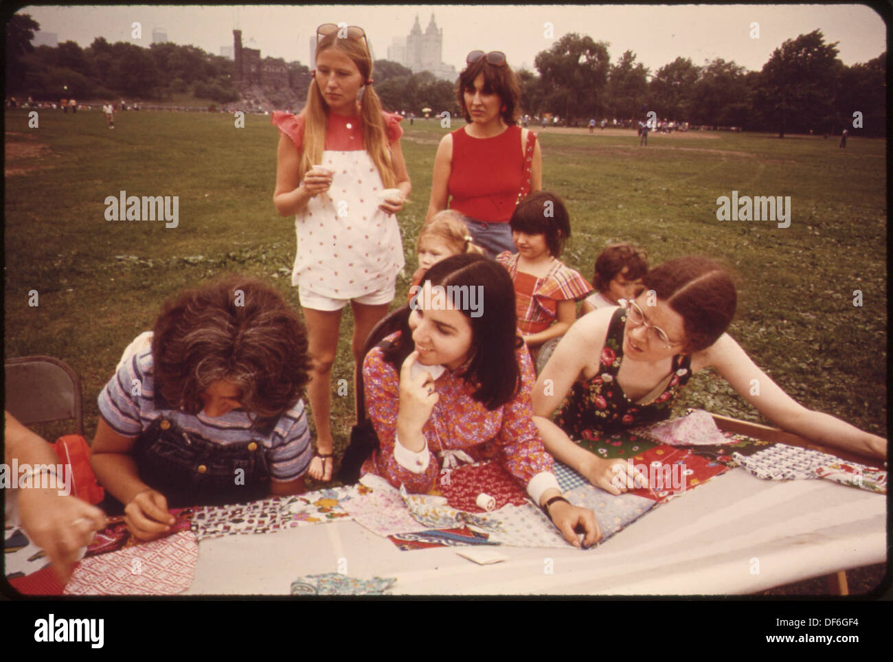 Quilting bee hi-res stock photography and images - Alamy