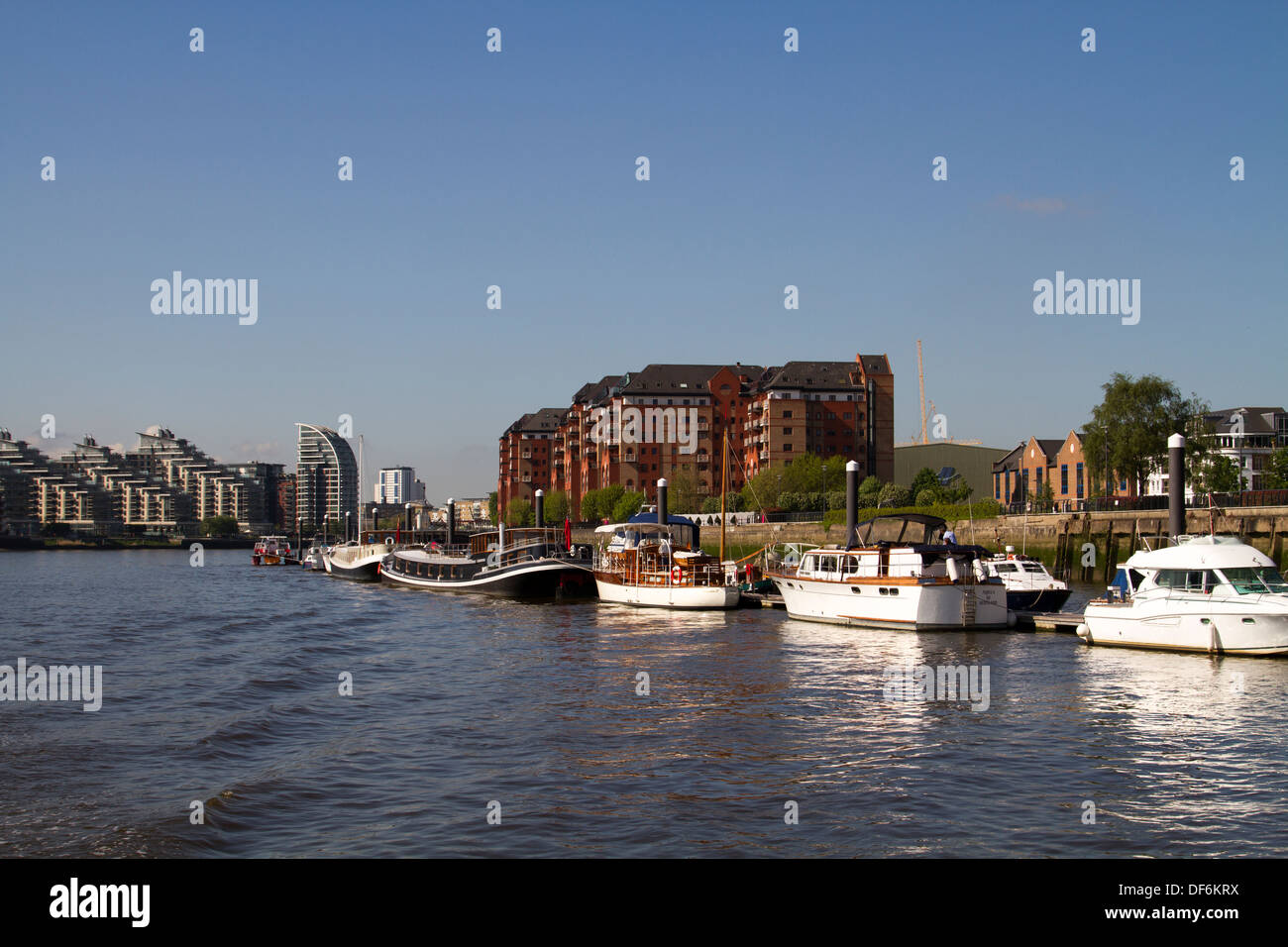 Boats close to Cadogan Pier on the River Thames in London Stock Photo